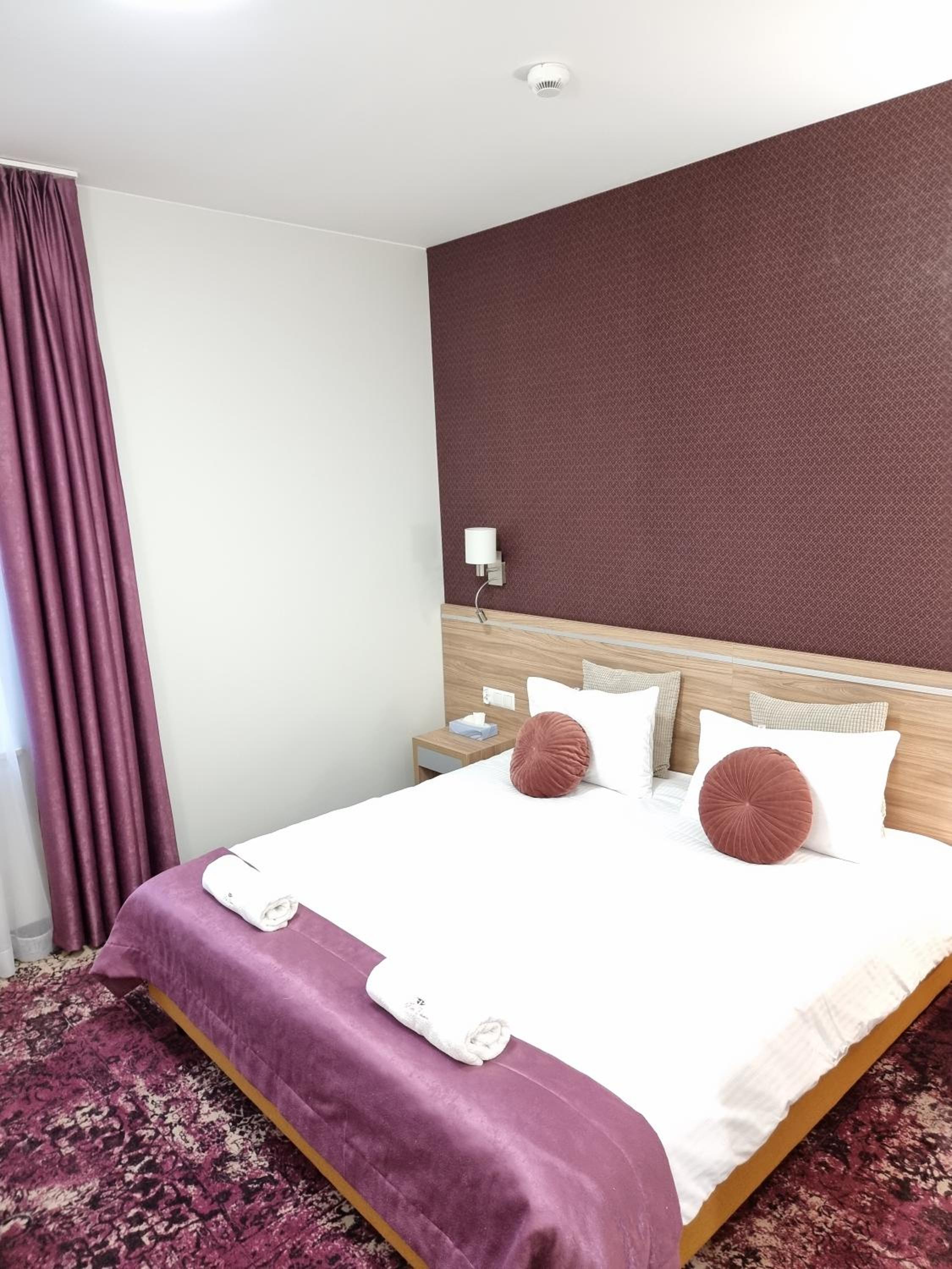Deluxe King Room - Photo 5
