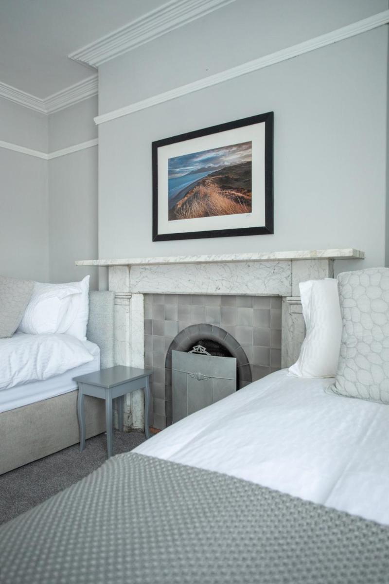 Large Twin Room - Photo 1
