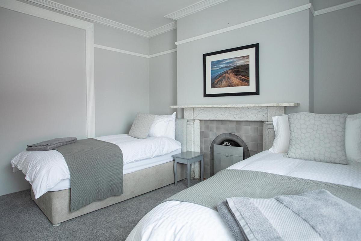 Large Twin Room - Photo 4