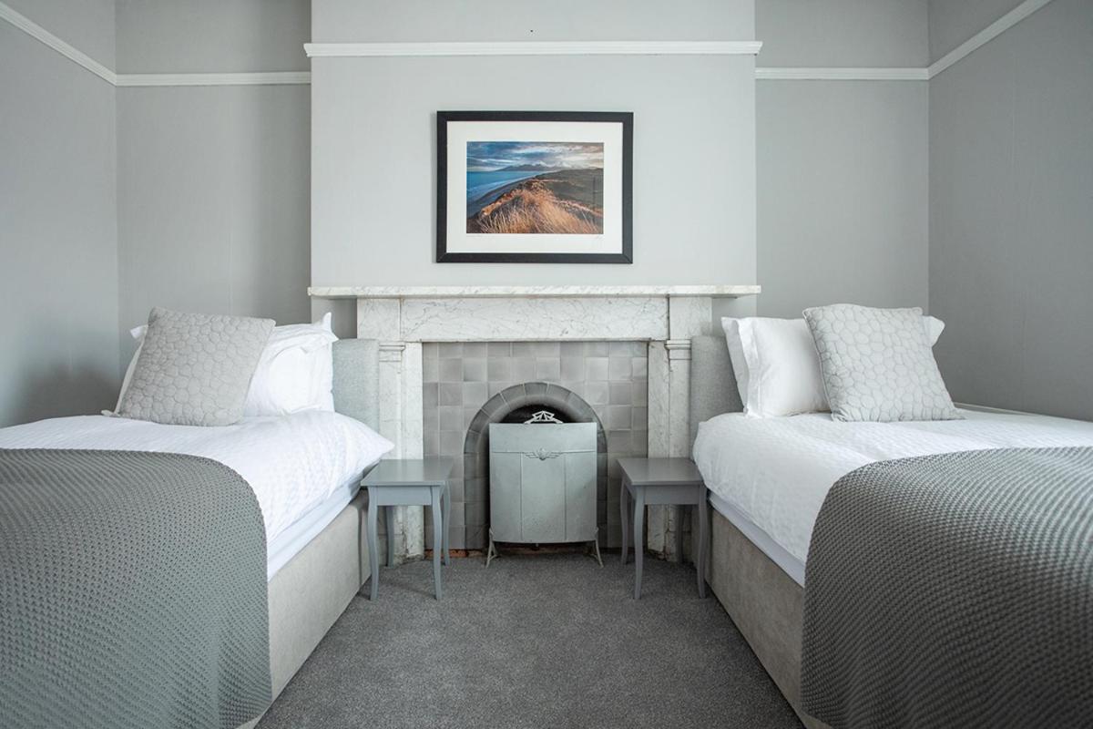 Large Twin Room - Photo 2