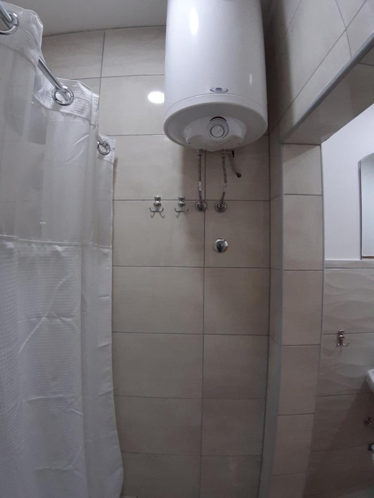 Quadruple Room with Bathroom - Photo 6