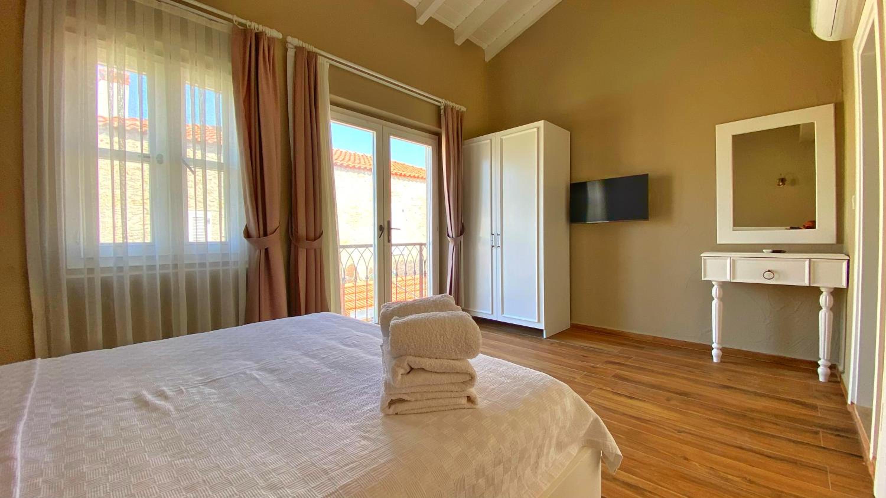 Superior Room with Pool View - Photo 7