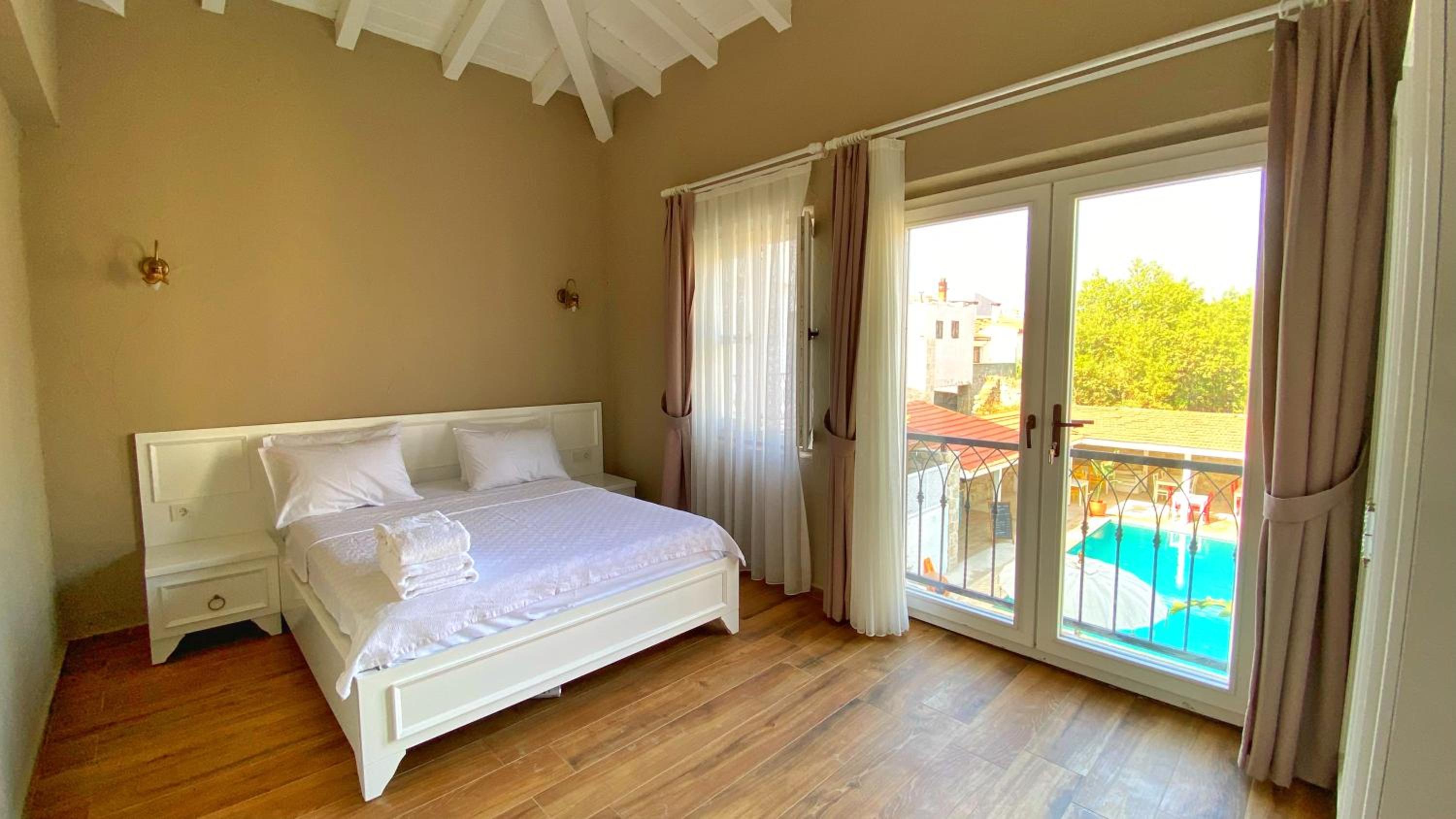 Superior Room with Pool View - Photo 6