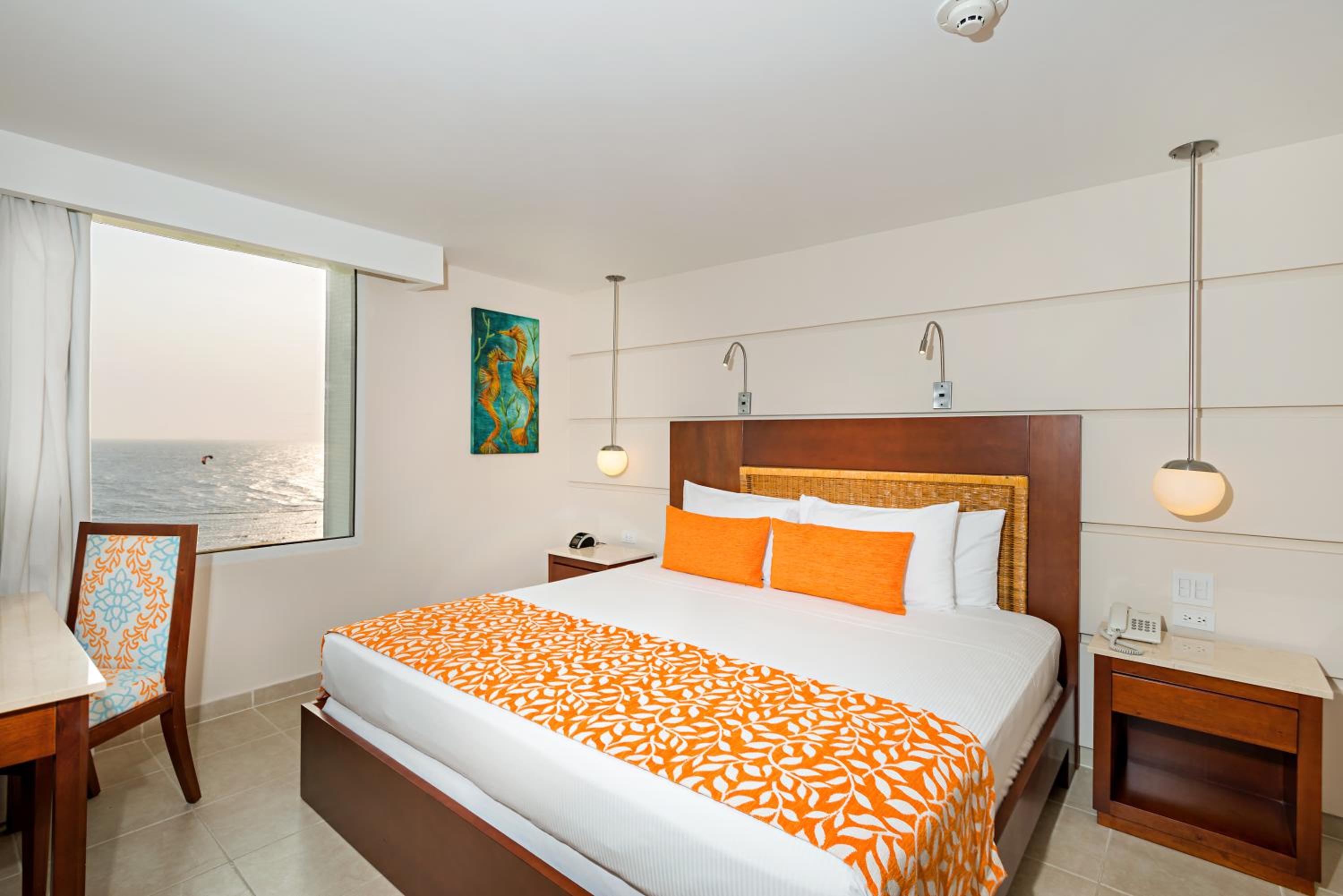 King Junior Suite with City View - Photo 9