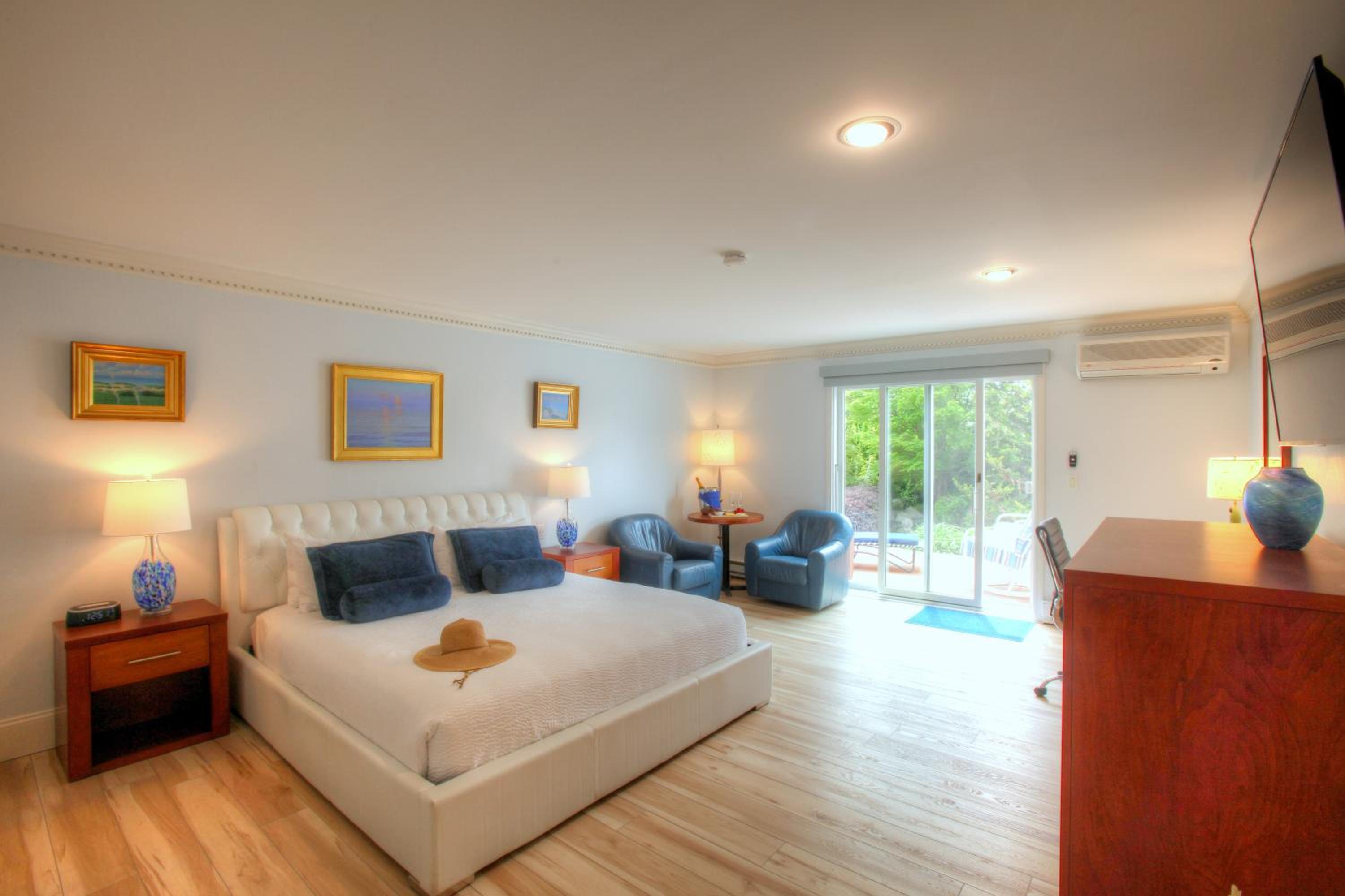 Extra Deluxe King Room