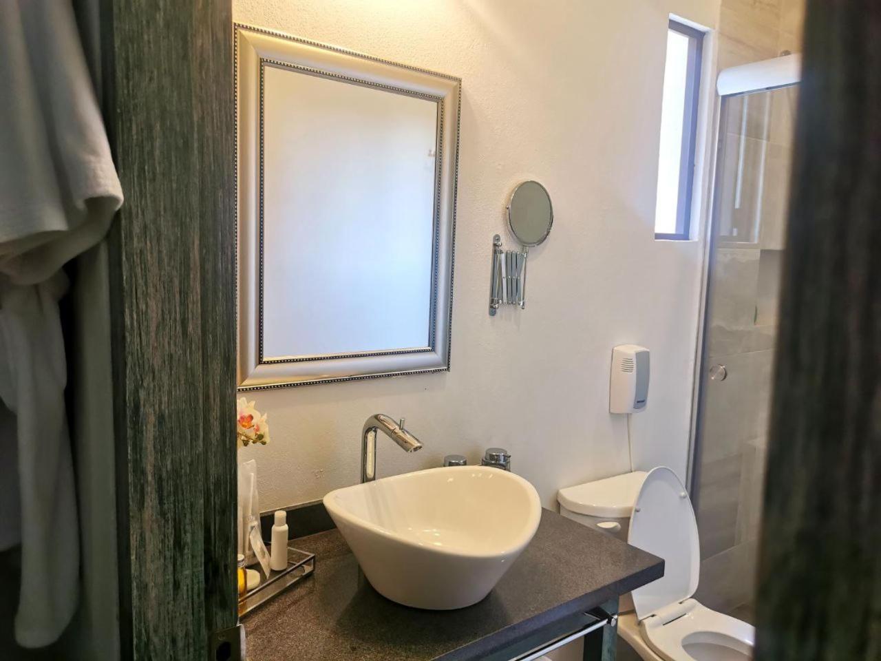 Standard Double Room - Photo 8