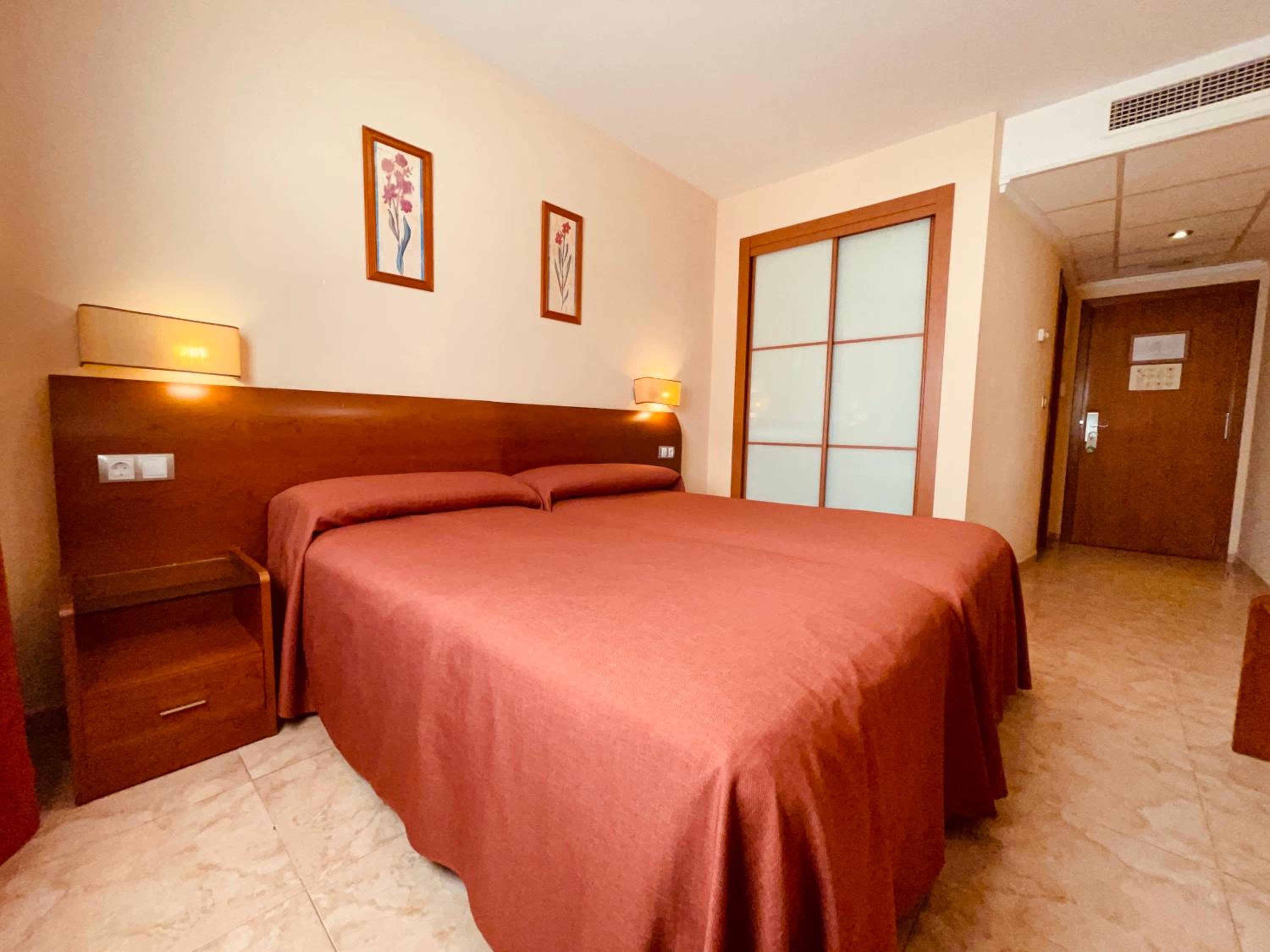 Twin Room - Photo 3
