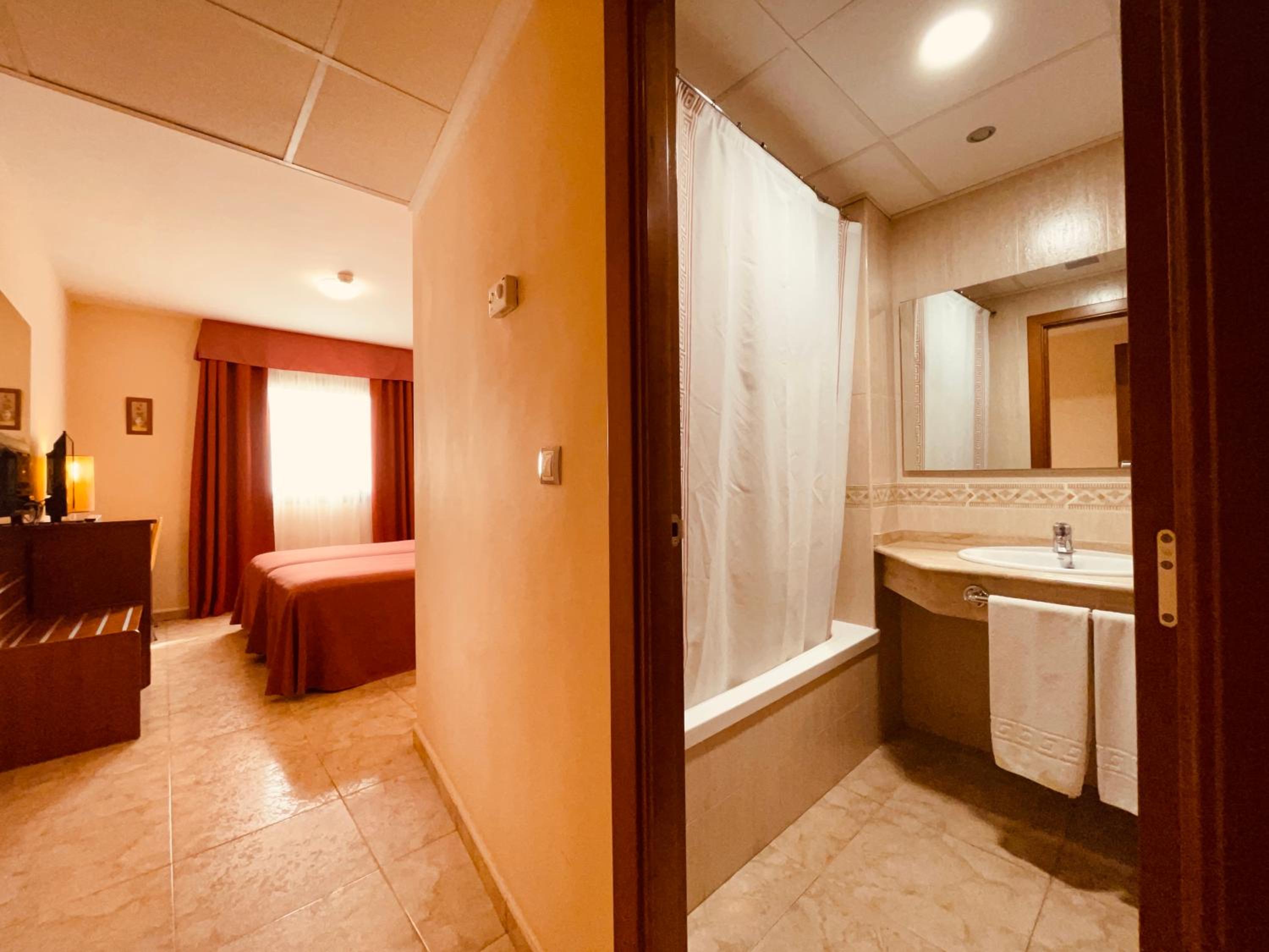 Twin Room - Photo 5