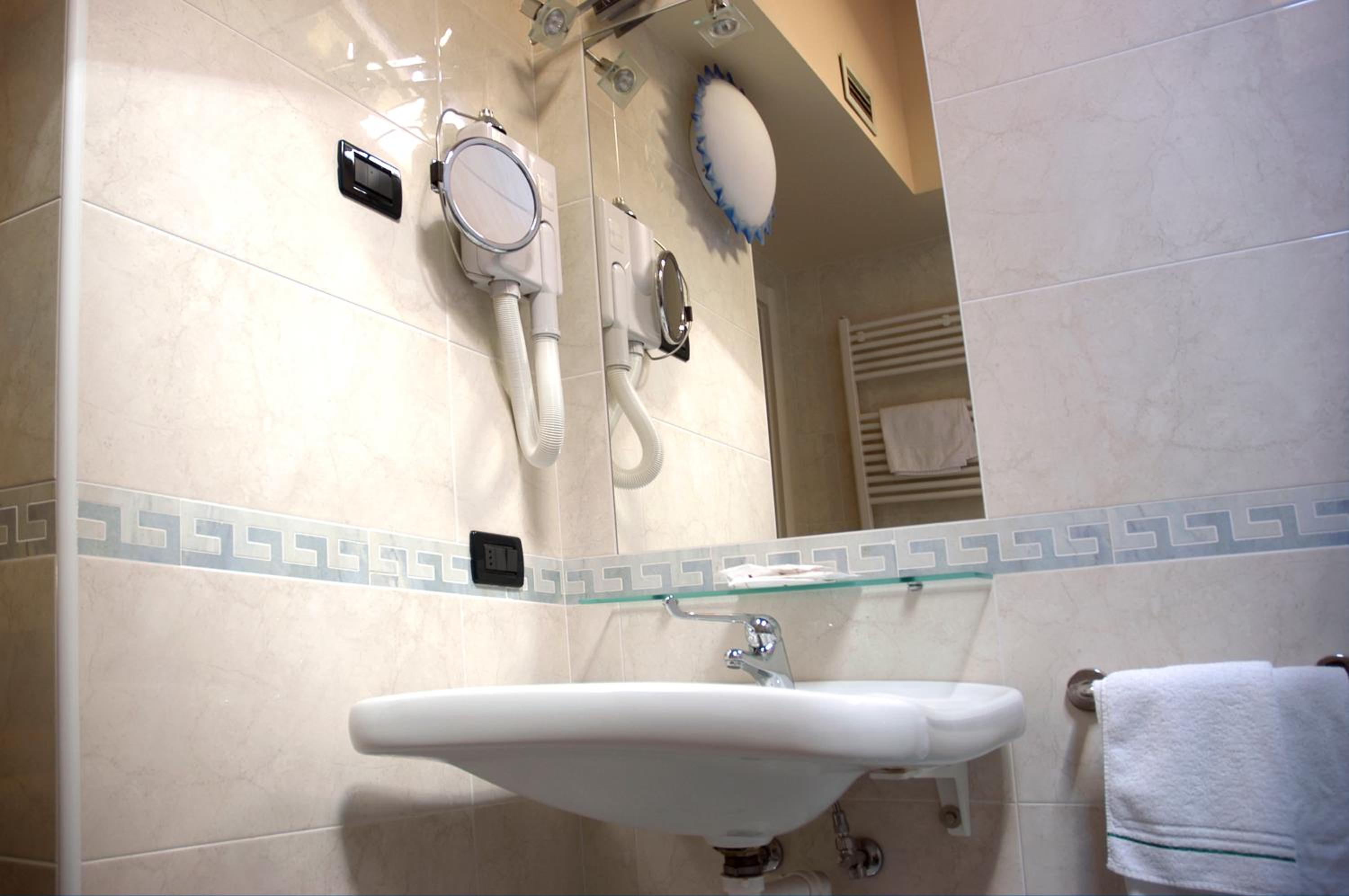 Double or Twin Room - Photo 11