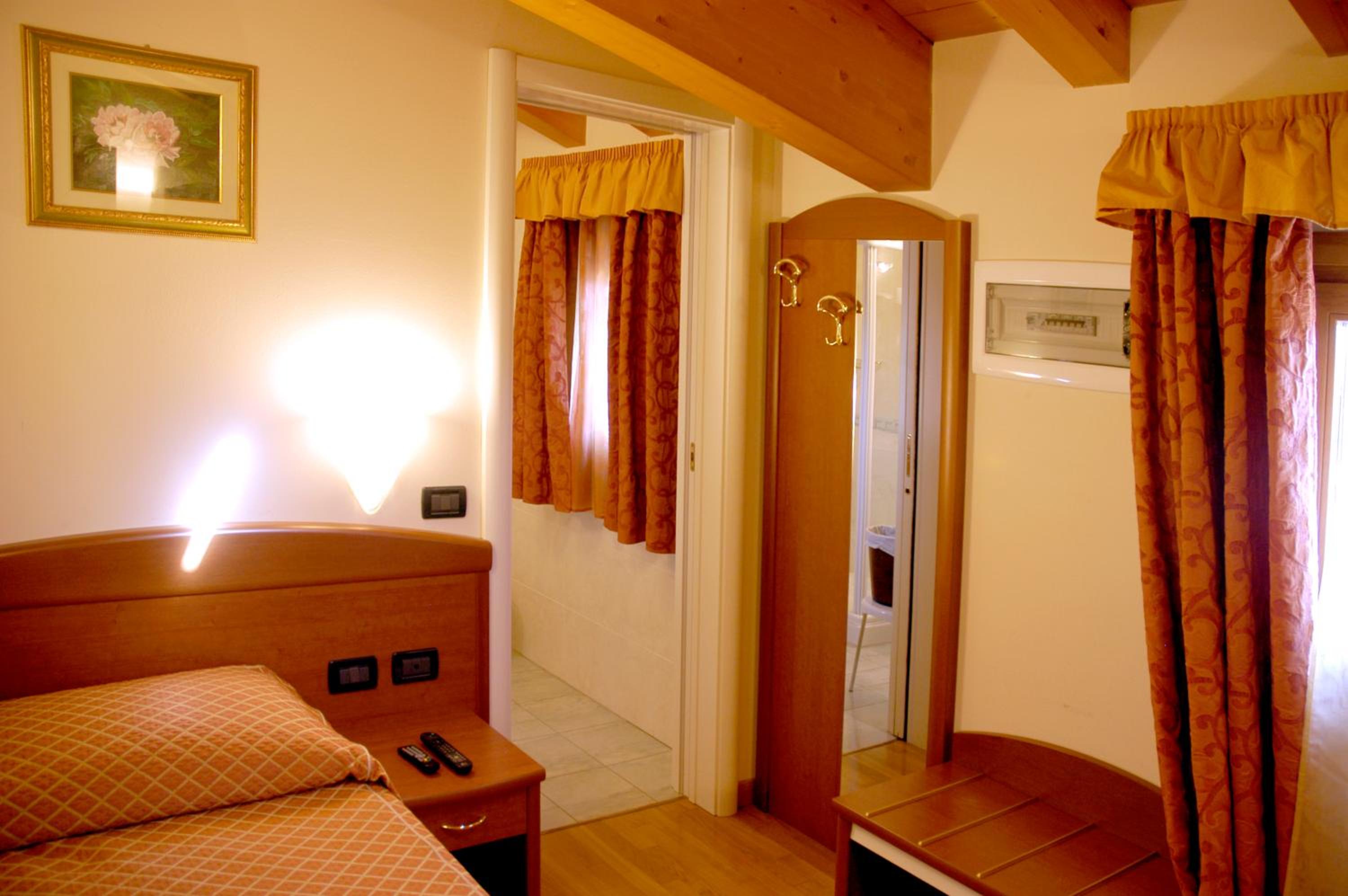 Double or Twin Room - Photo 15