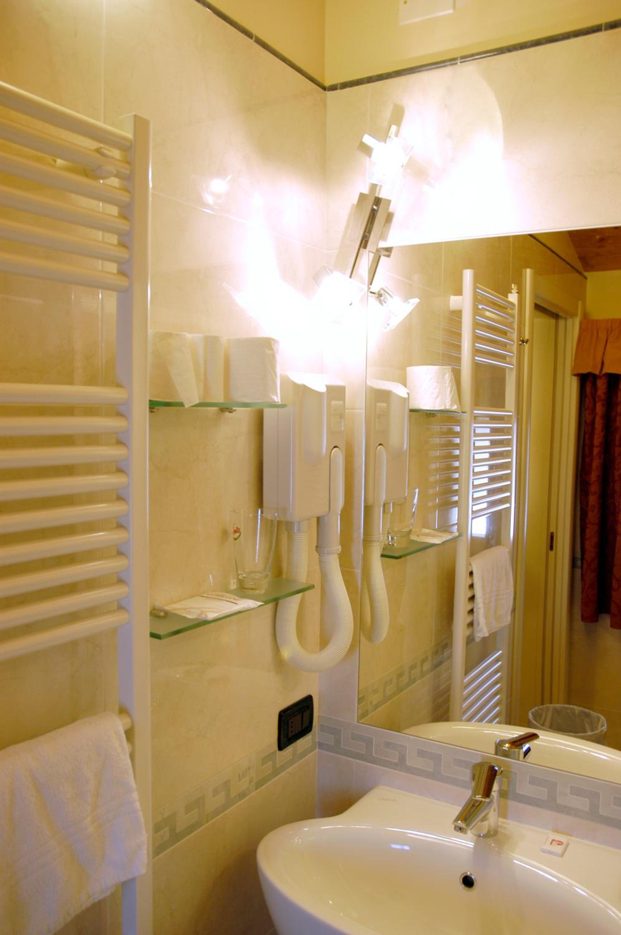 Double or Twin Room - Photo 13