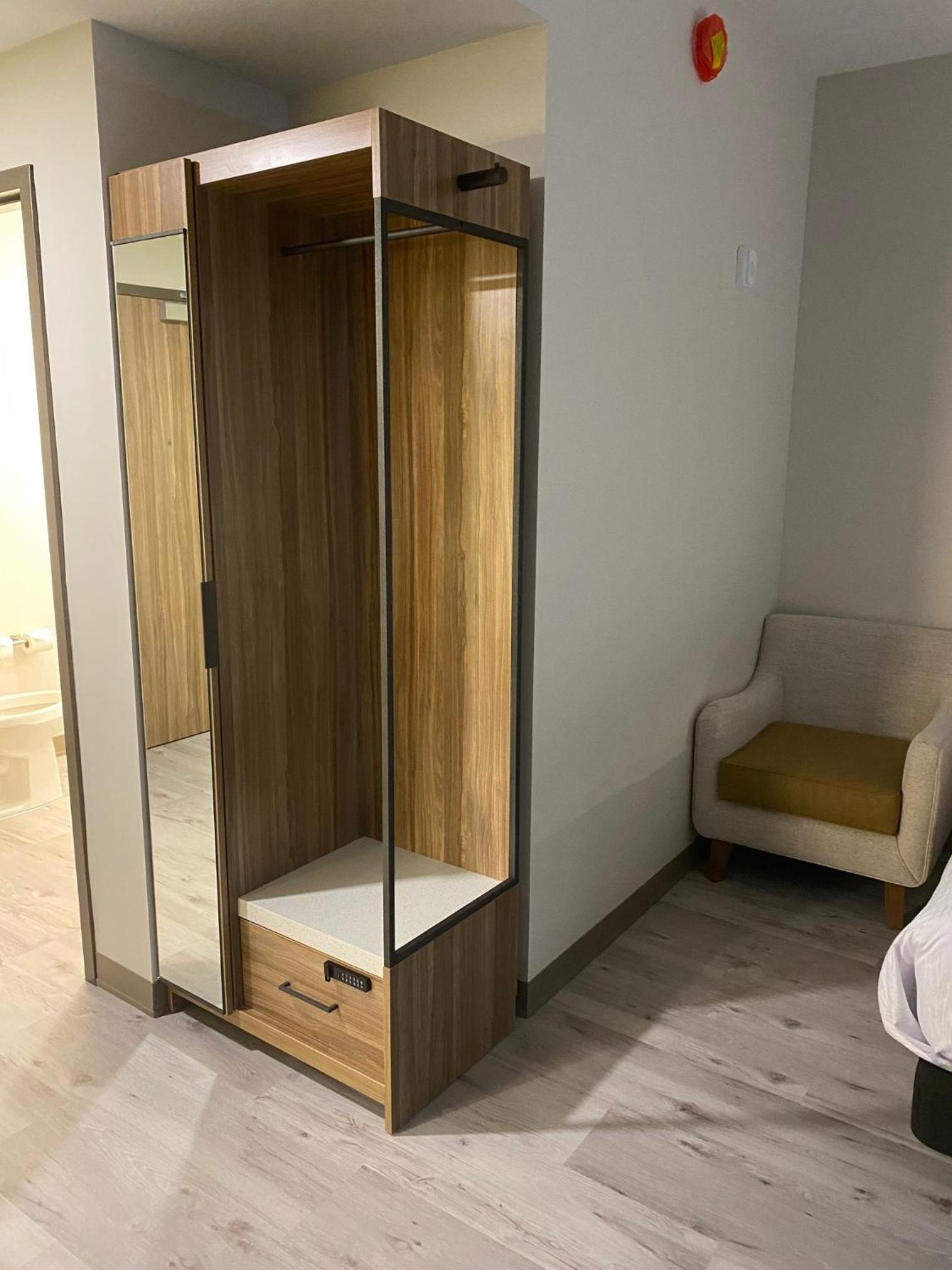 Deluxe King Room Mobility Accessible, Bathtub w/ Grab Bars, Non-Smoking thumbnail 5