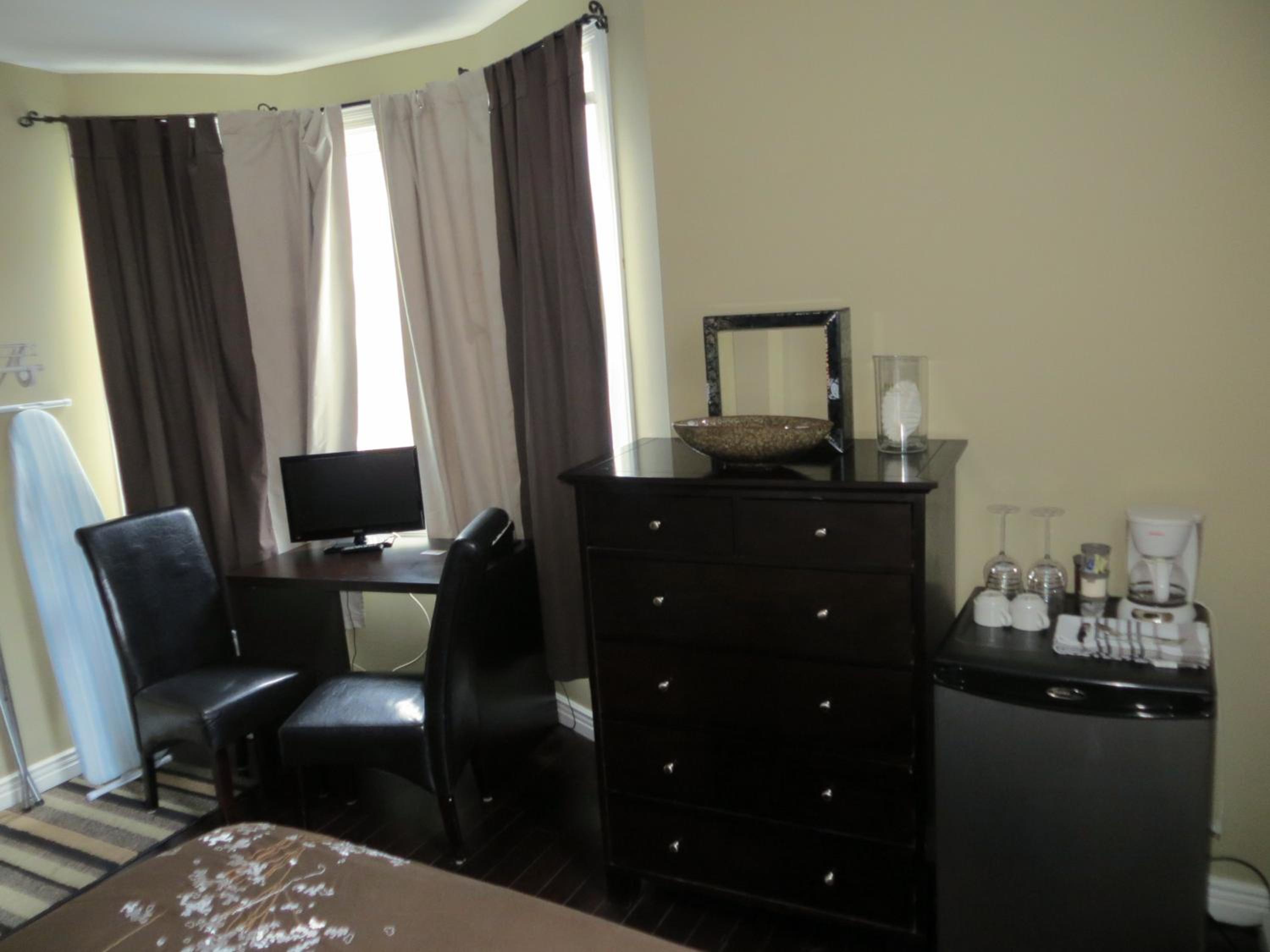 Deluxe Queen Room with Private Bathroom
