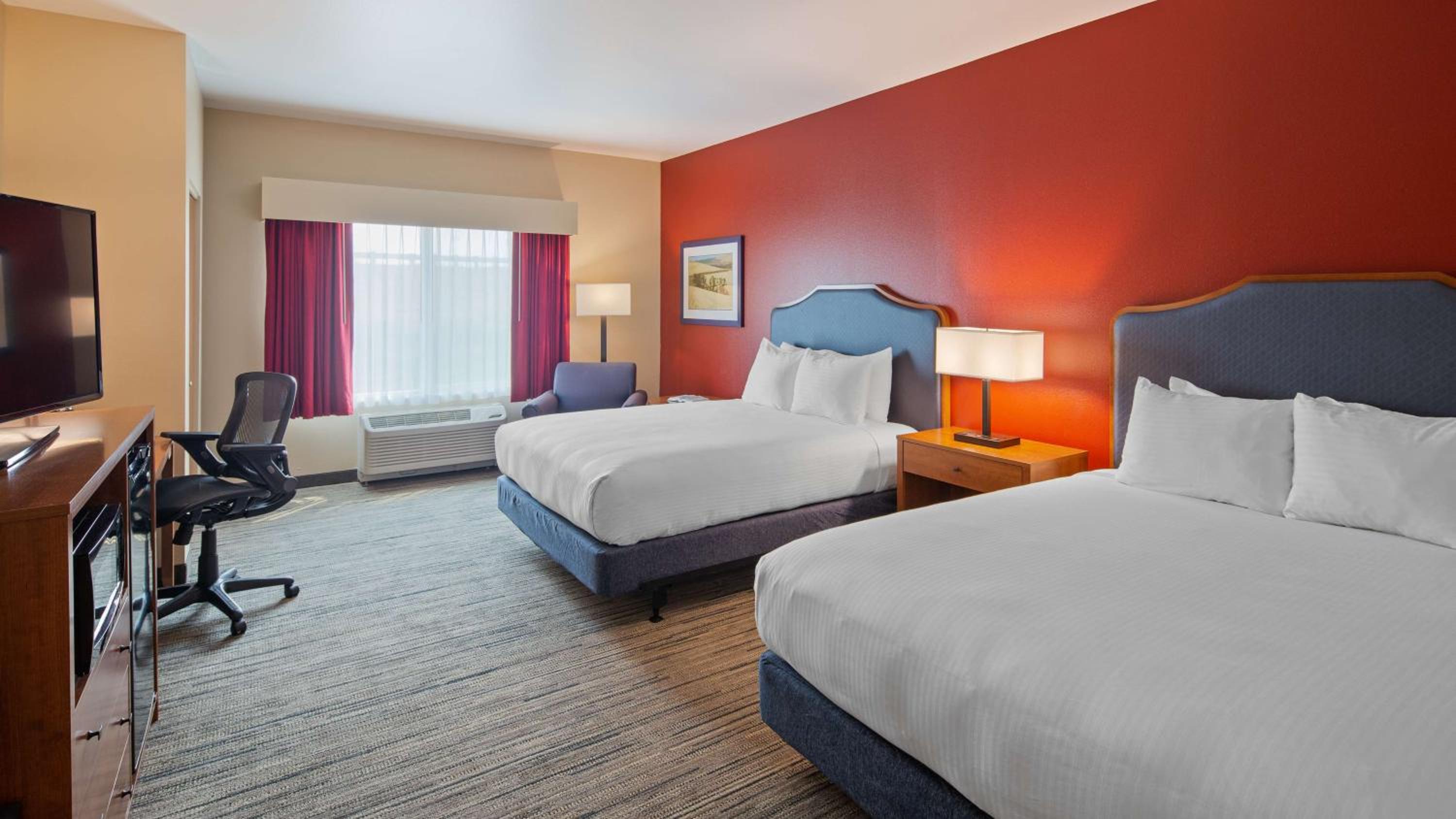 Queen Room with Two Queen Beds and Bath Tub - Disability Access/Non-Smoking  photo 1