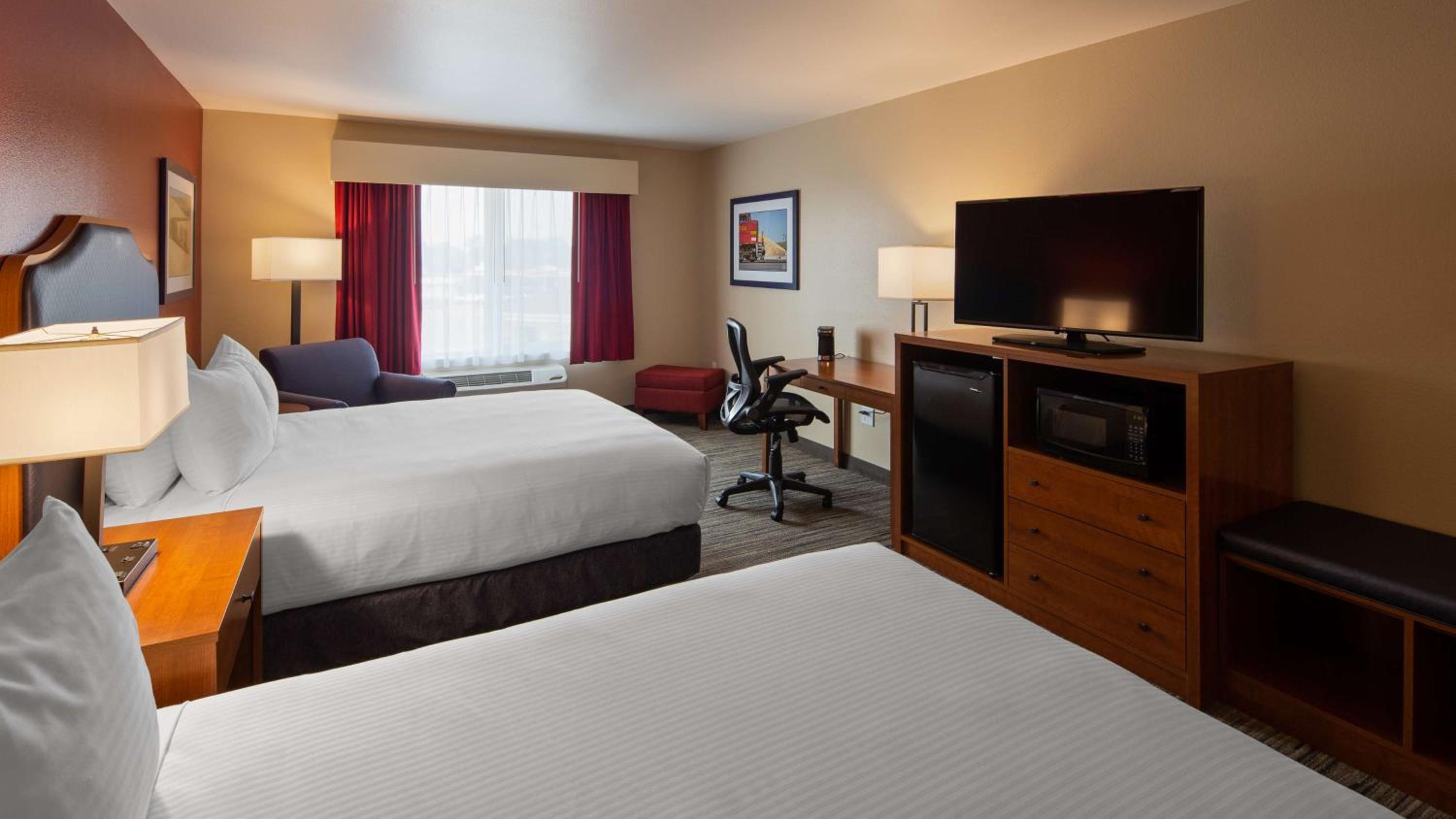 Queen Room with Two Queen Beds and Bath Tub - Disability Access/Non-Smoking  photo 2