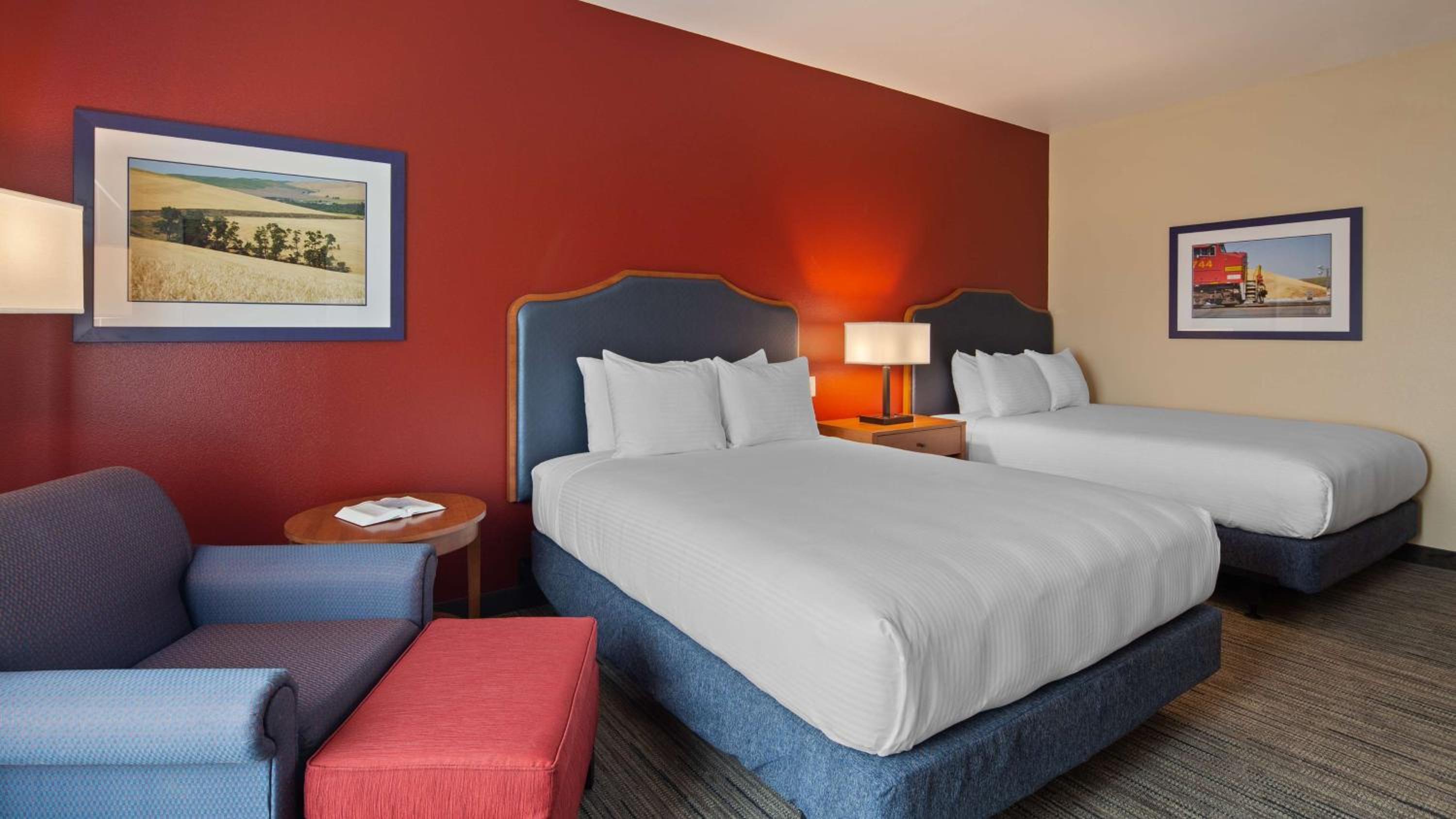 Large Queen Room with Two Queen Beds - Non-Smoking photo 2