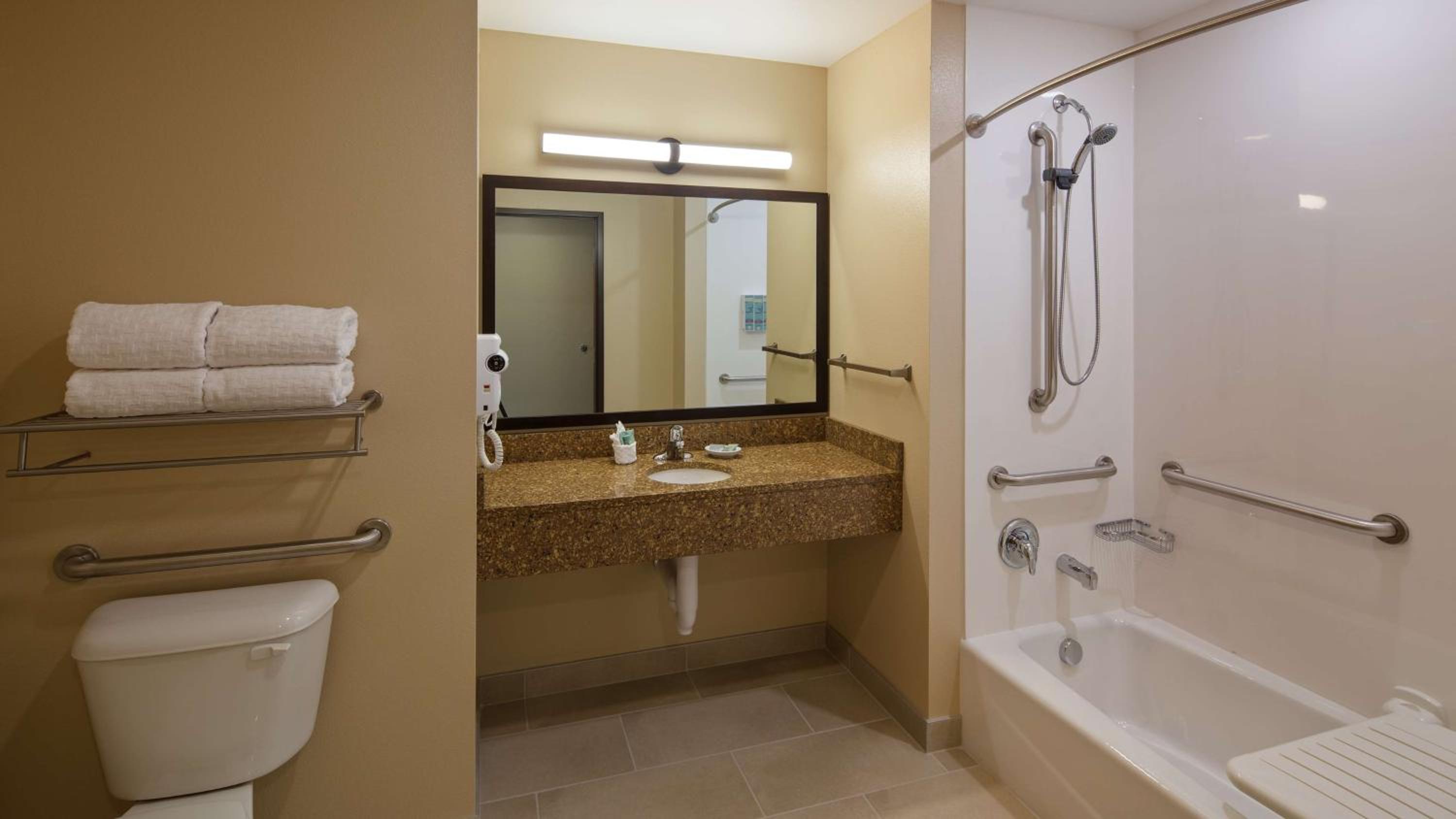King Room - Mobility Accessible with Bathtub photo 2