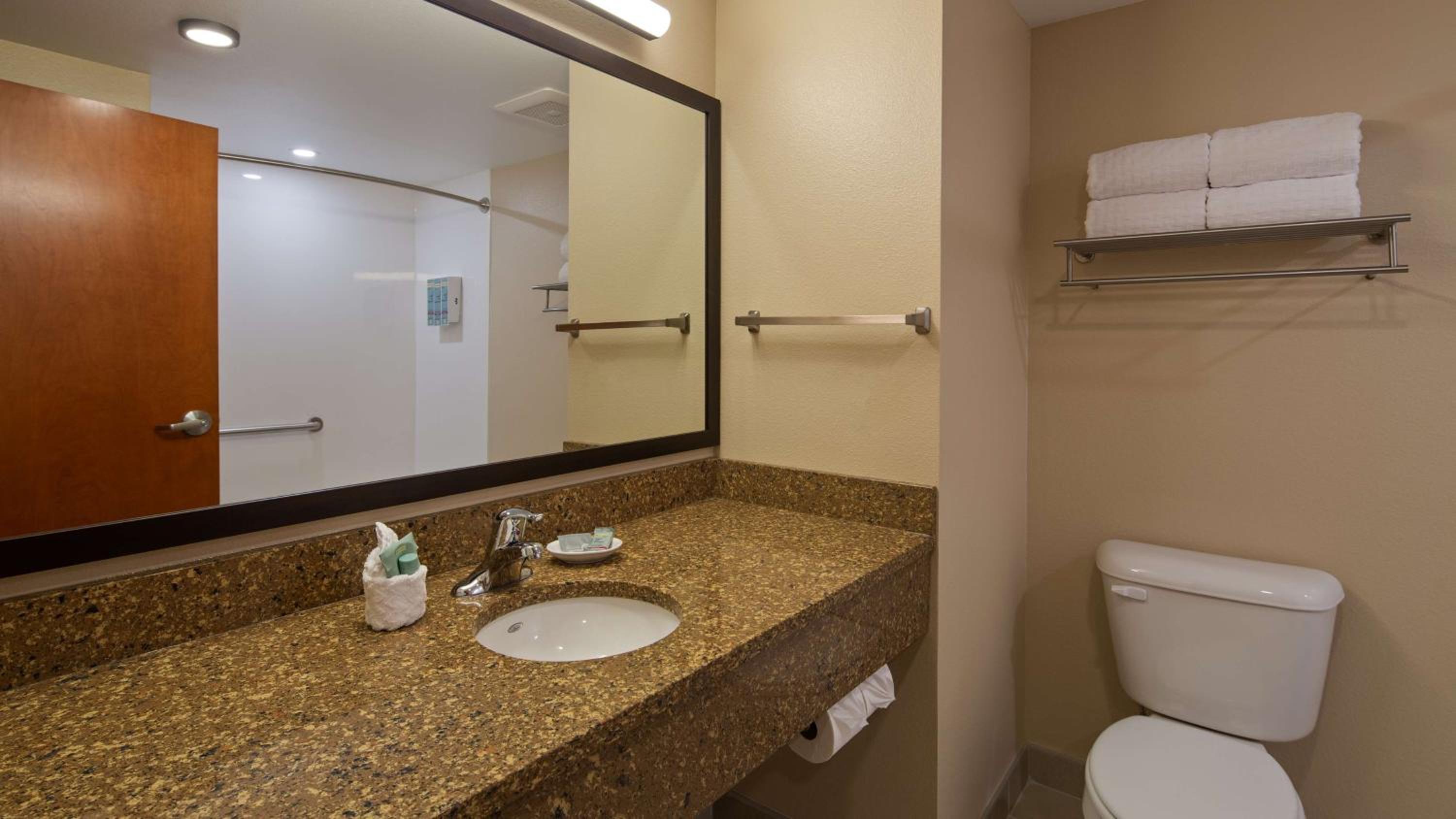 Queen Room with Two Queen Beds and Bath Tub - Disability Access/Non-Smoking  photo 3