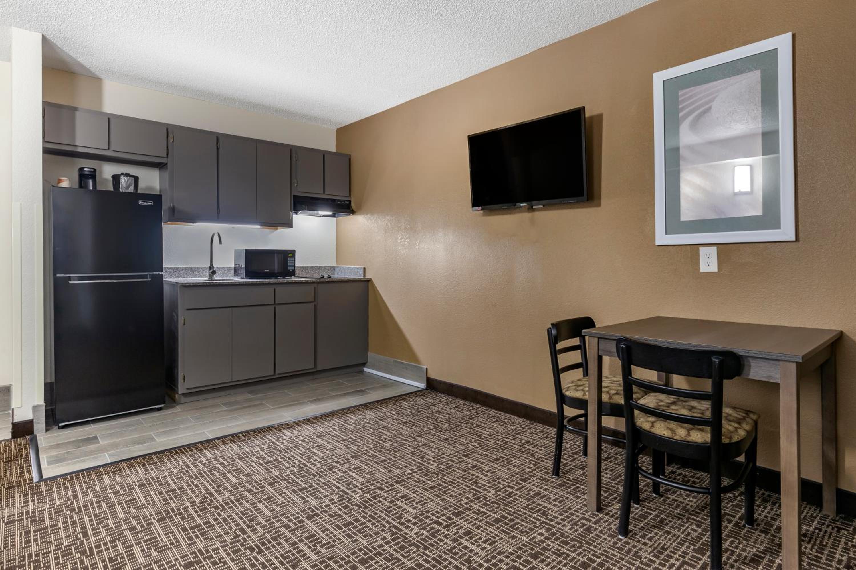 Efficiency King Suite - Non Smoking photo 2