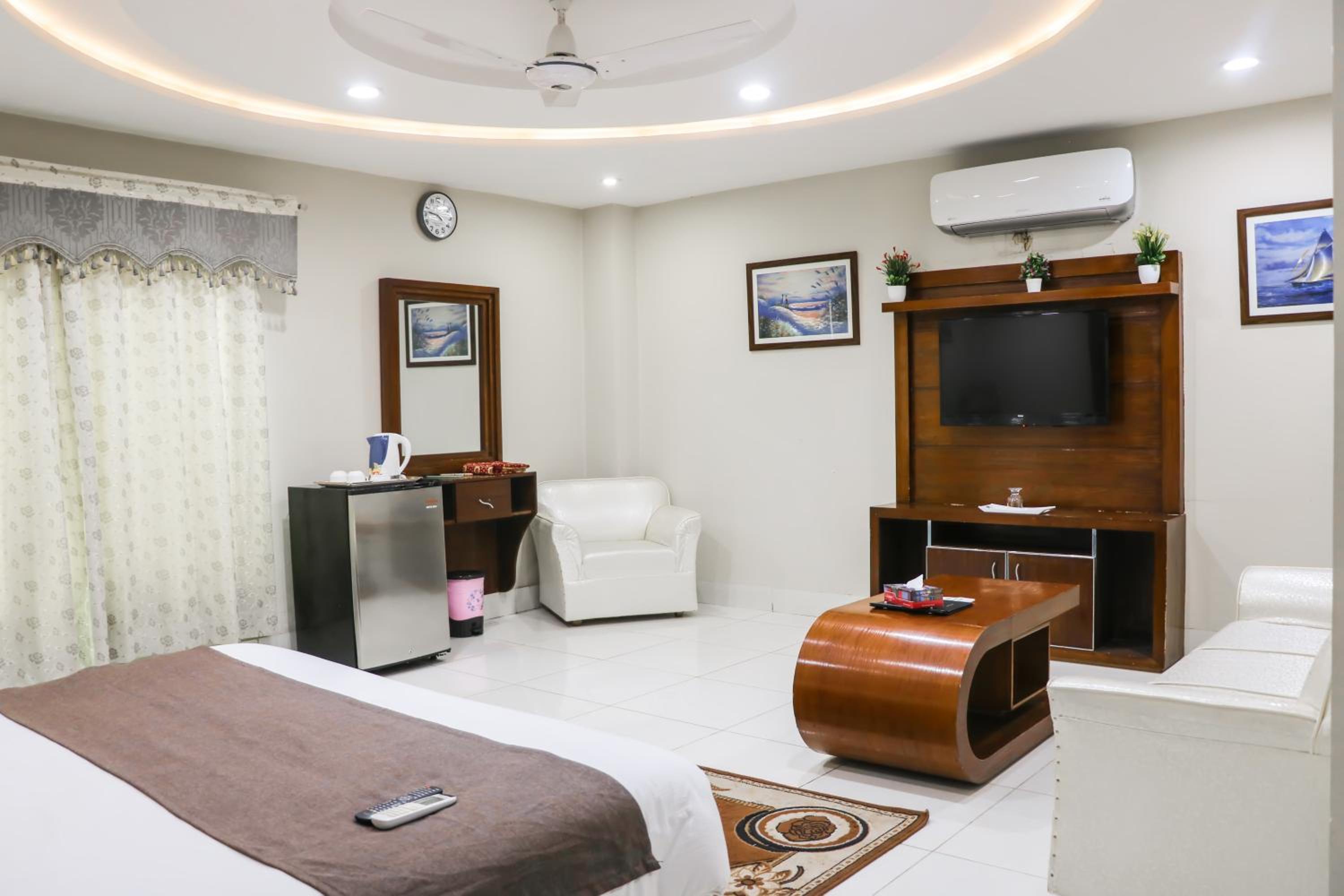 Deluxe Room - Photo 10