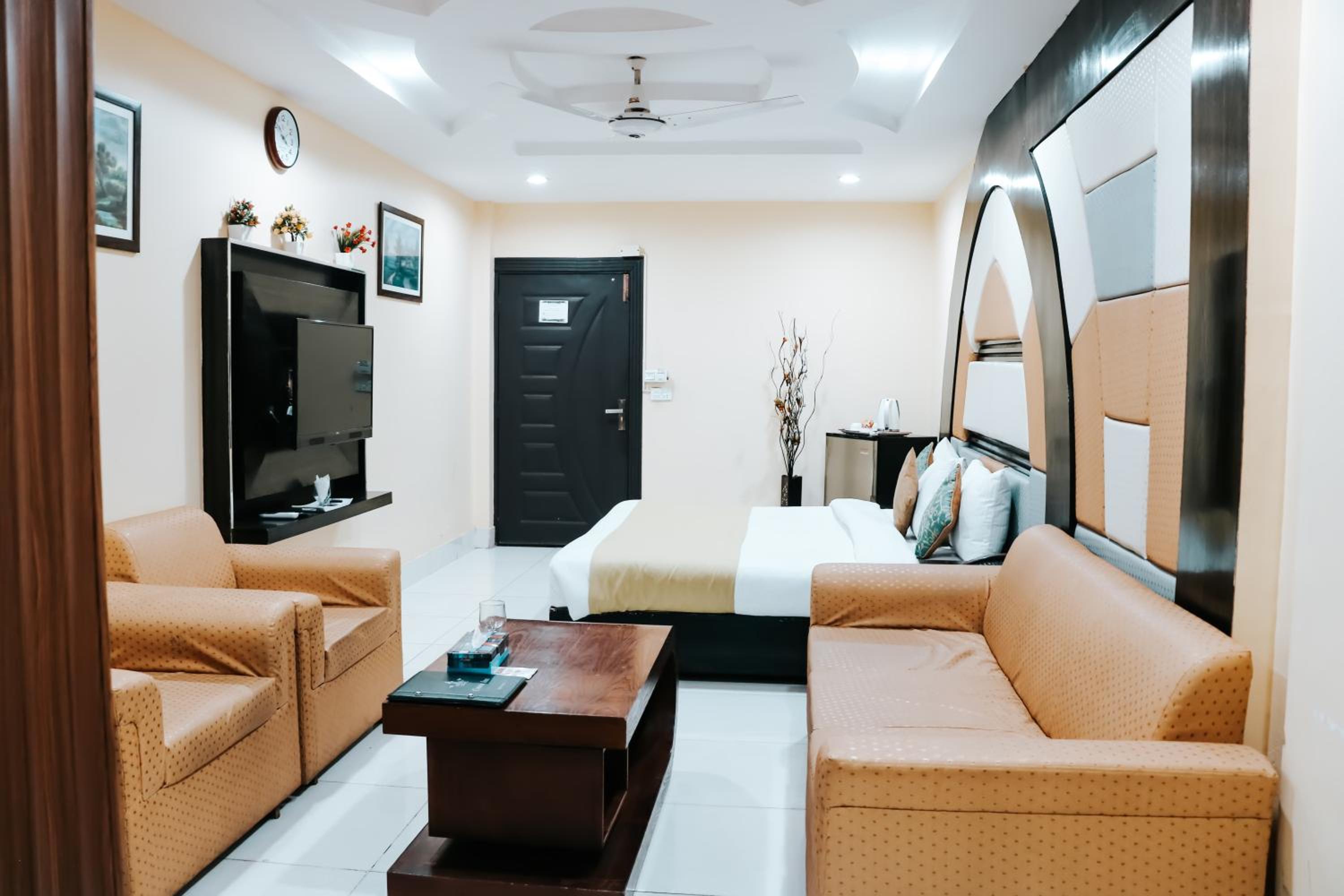 Deluxe Room - Photo 11