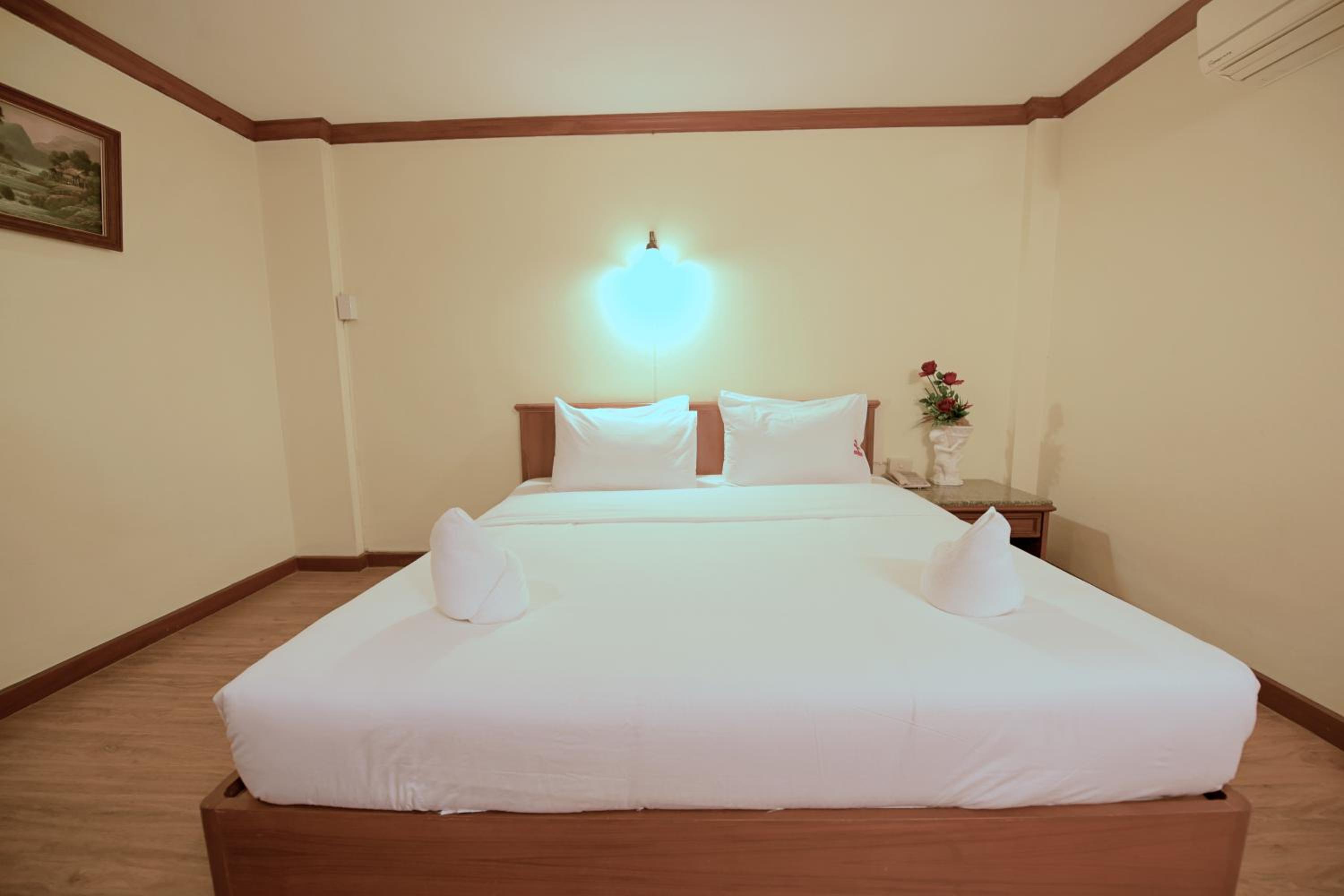 Deluxe Queen Room - Photo 5