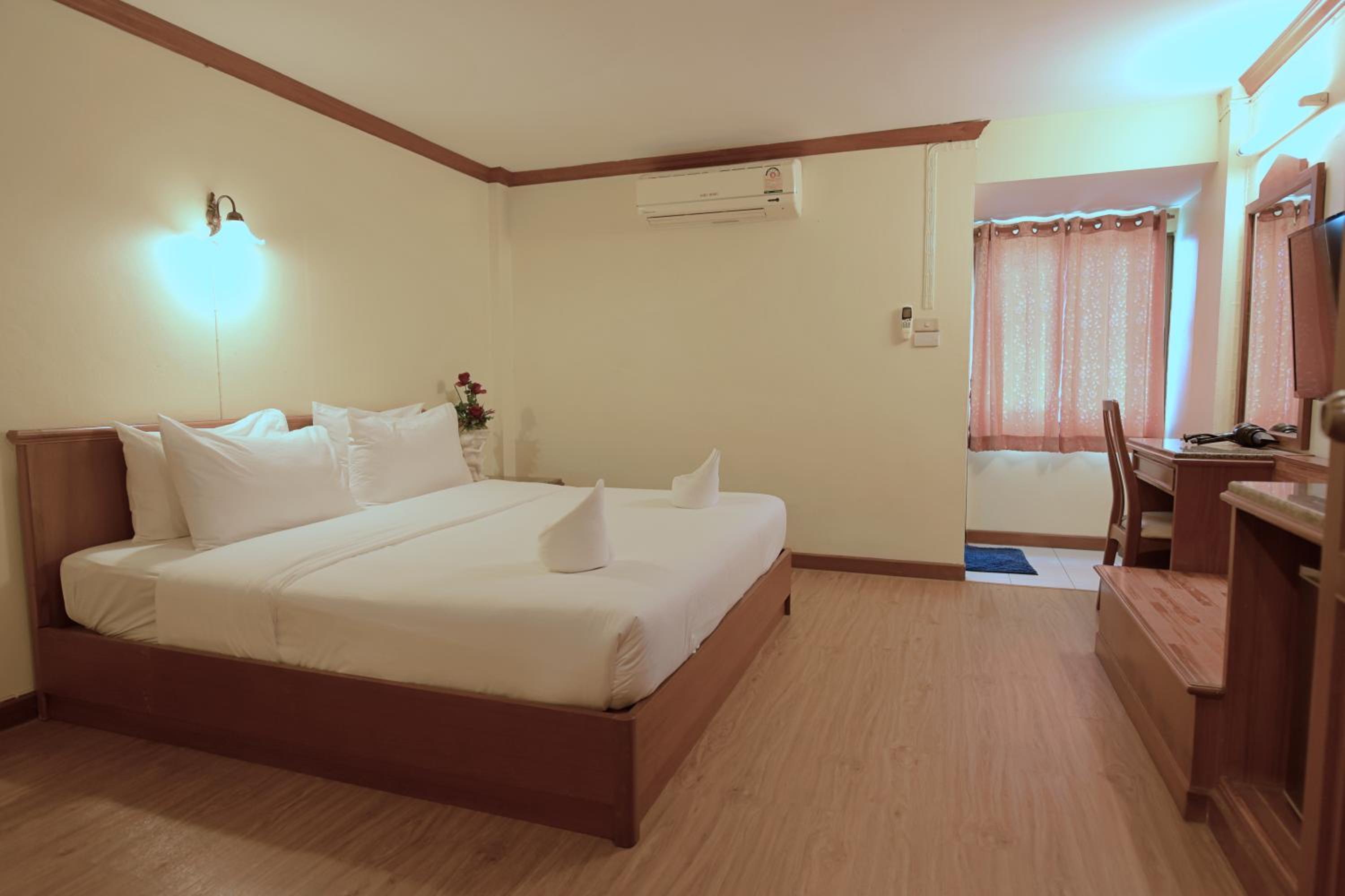 Deluxe Queen Room - Photo 2