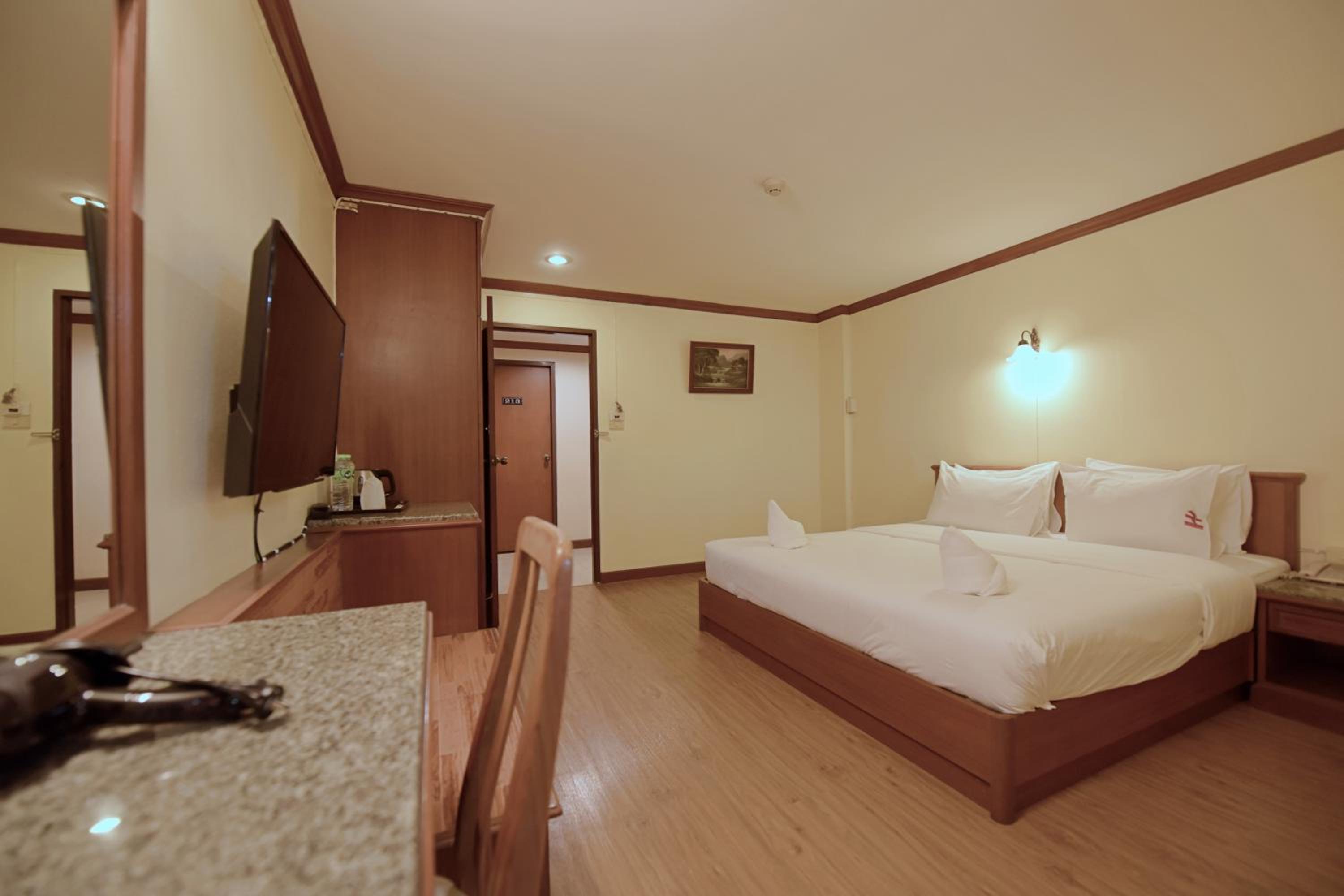 Deluxe Queen Room - Photo 1