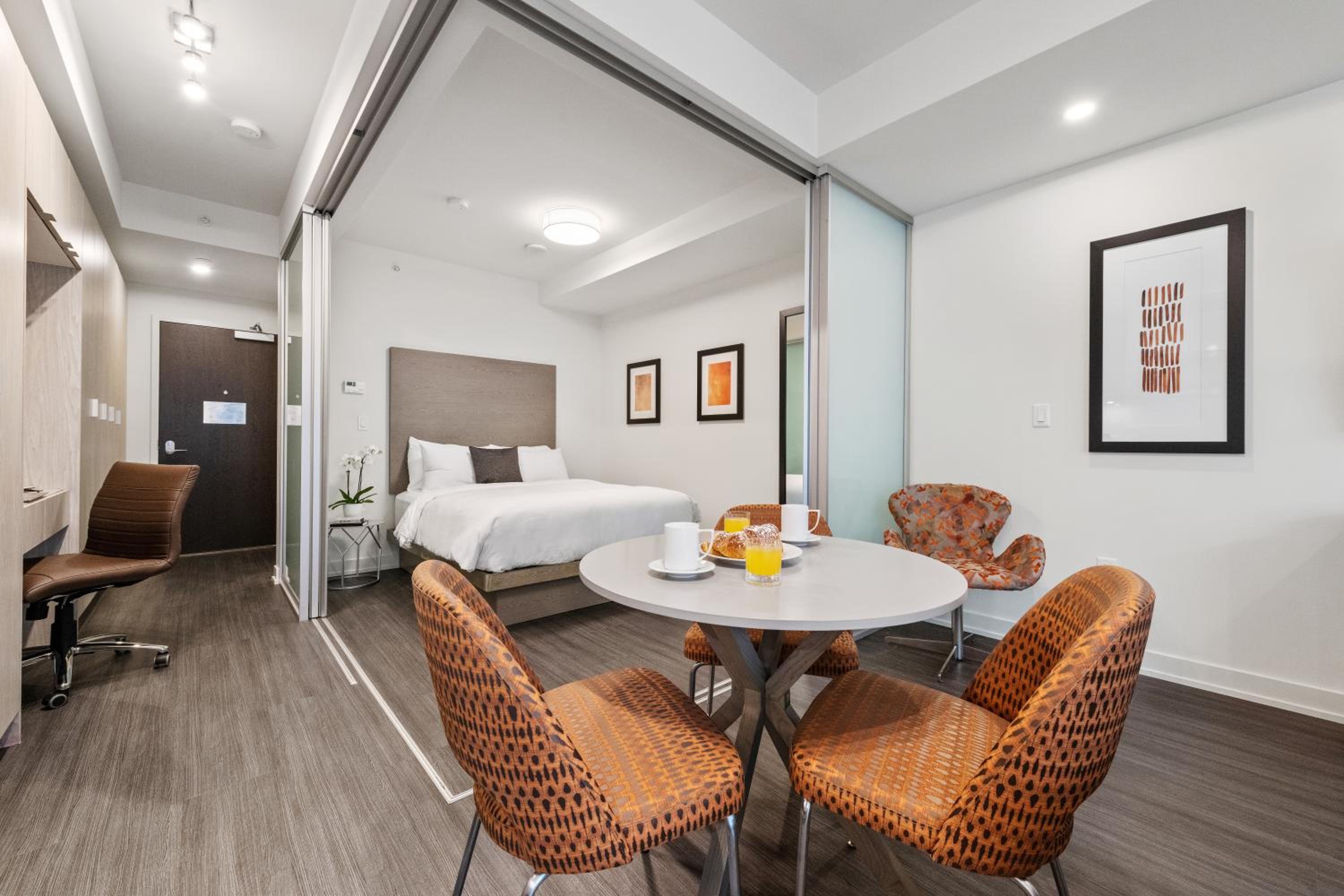 One-Bedroom Suite - Photo 4