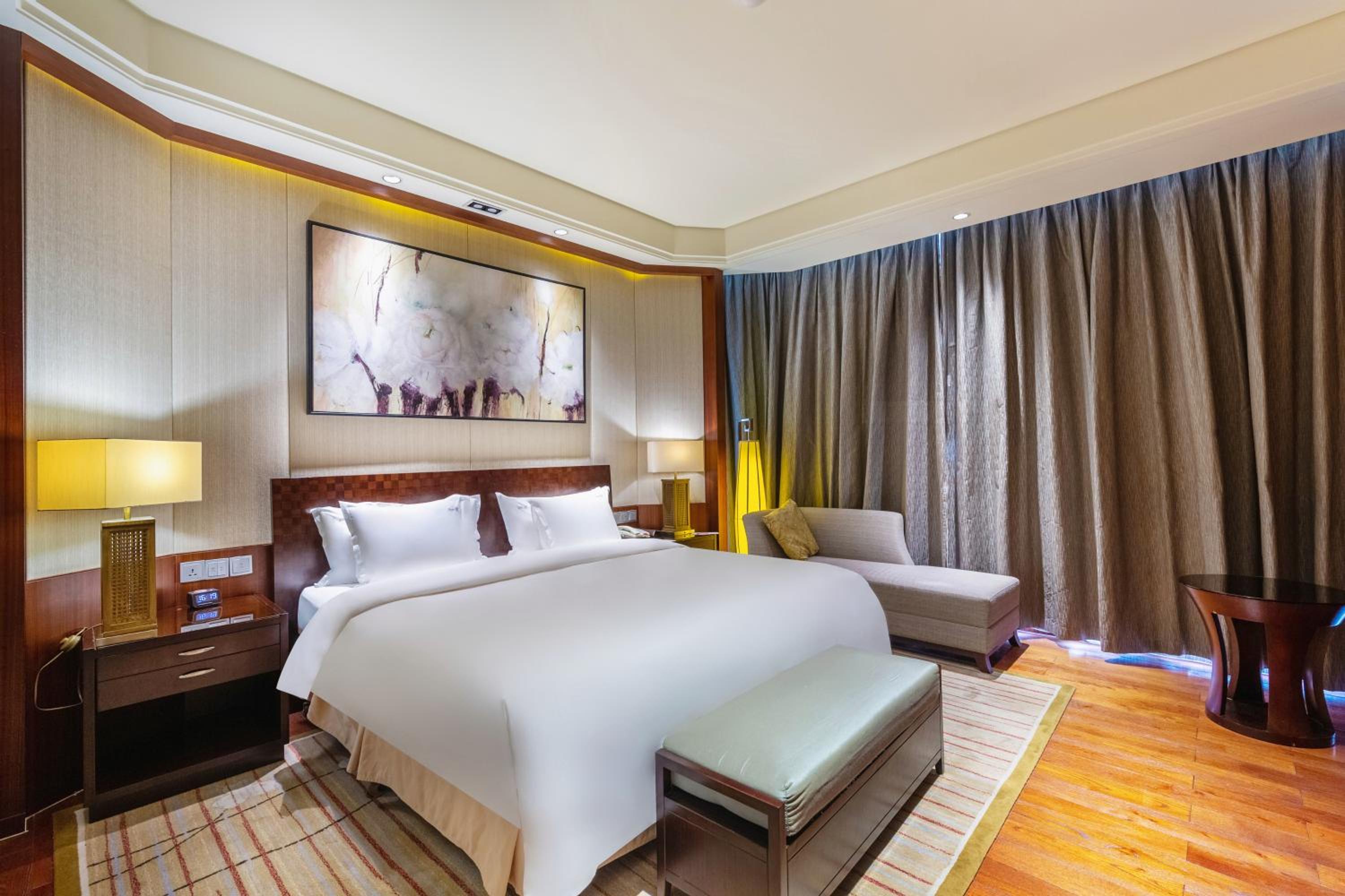 One-Bedroom Suite with Mountain View