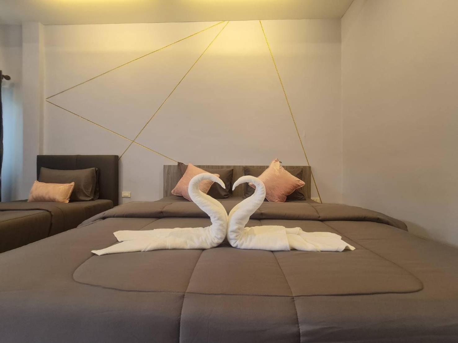 Deluxe Twin Room - Photo 12