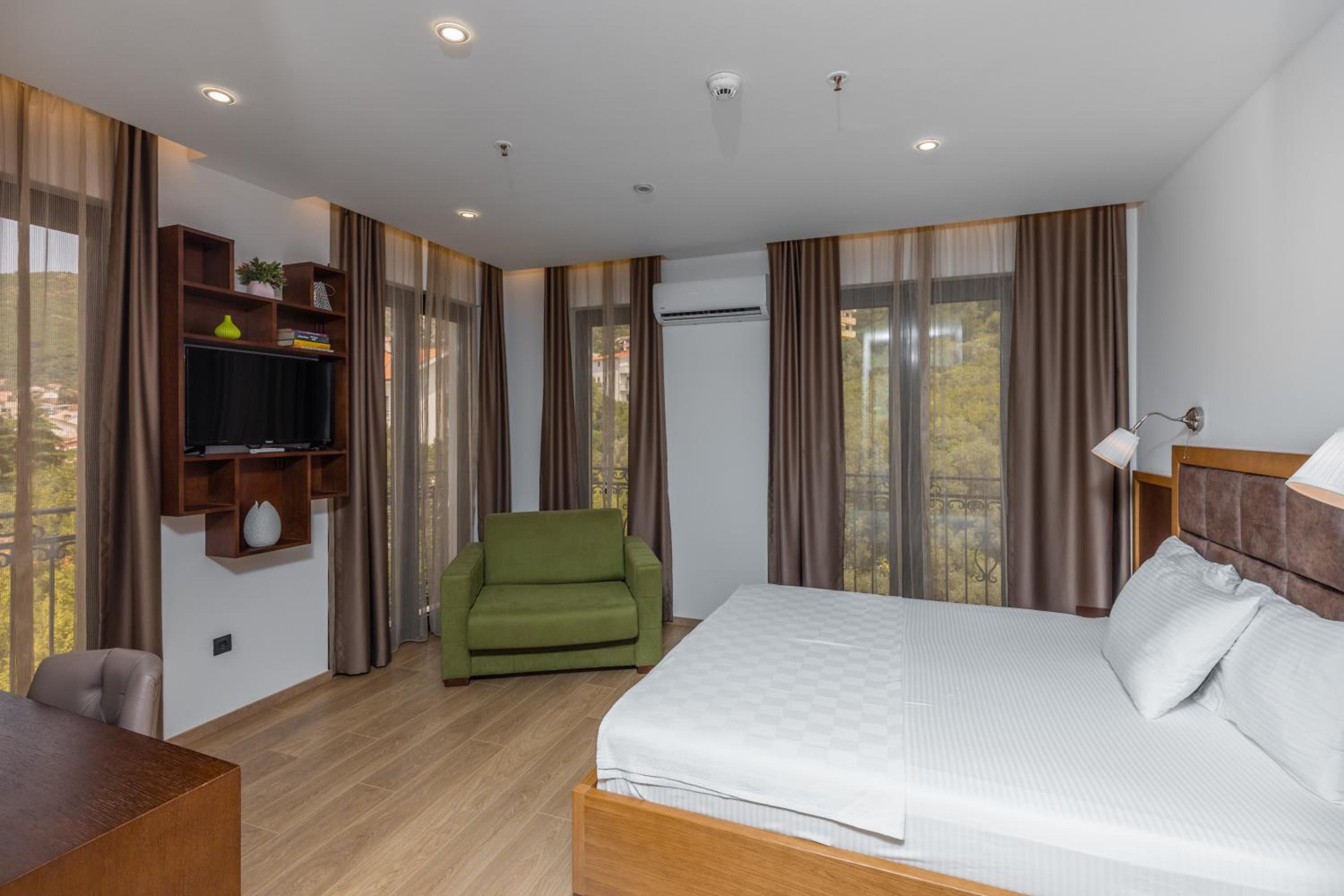 Deluxe Double Room with Extra Bed - Photo 6
