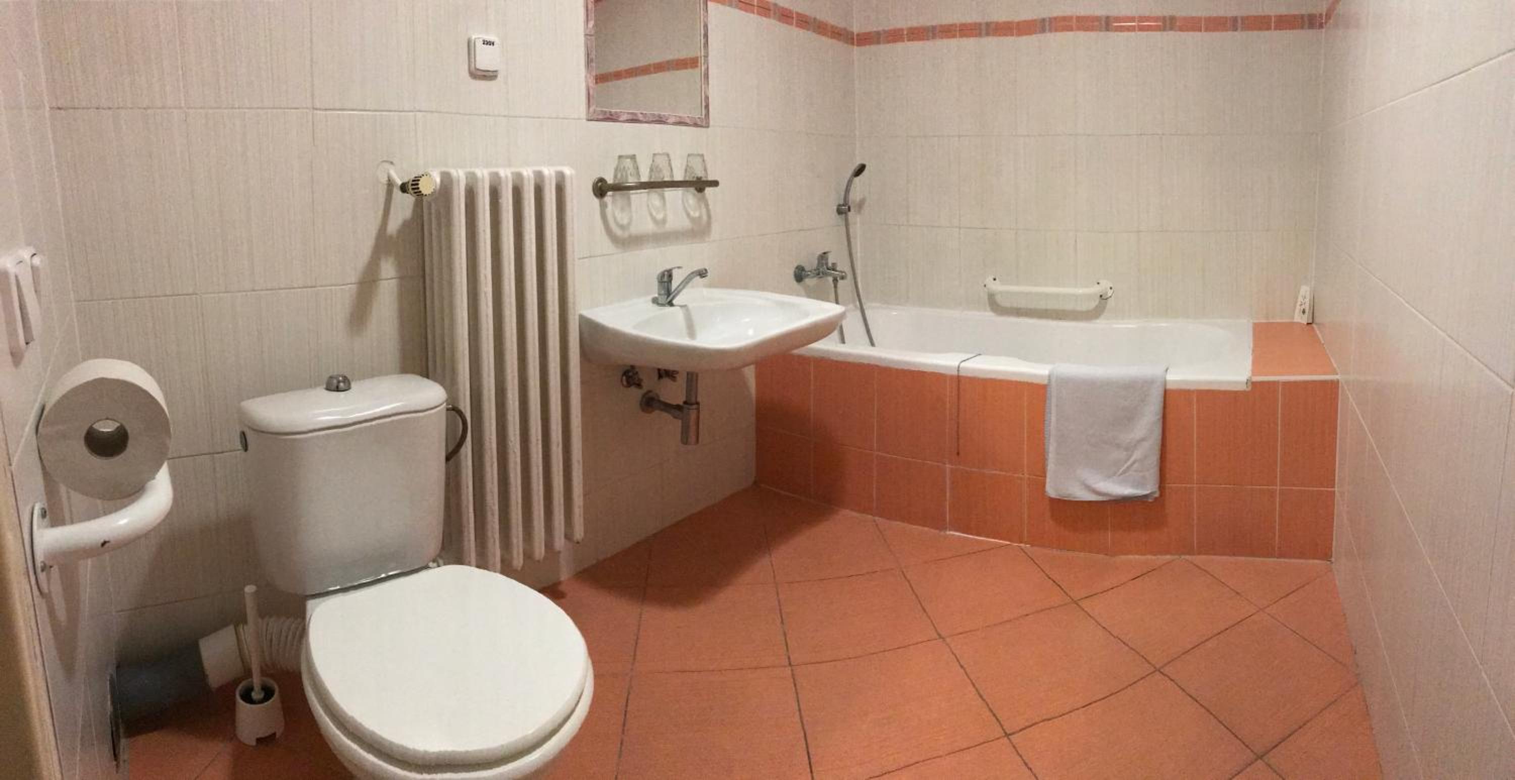 Twin Room - Disability Access - Photo 4
