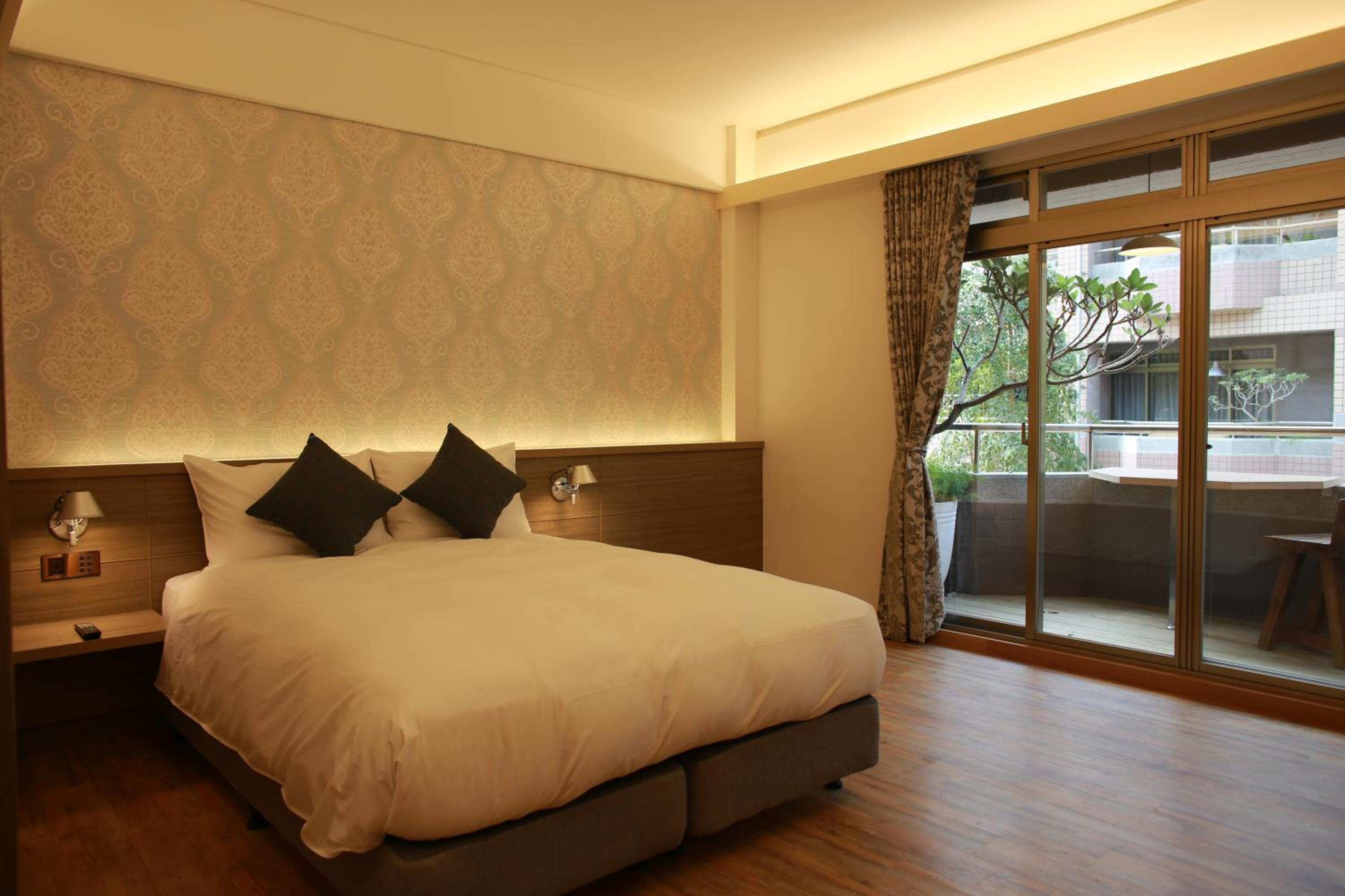 Double Room with Balcony - Photo 10