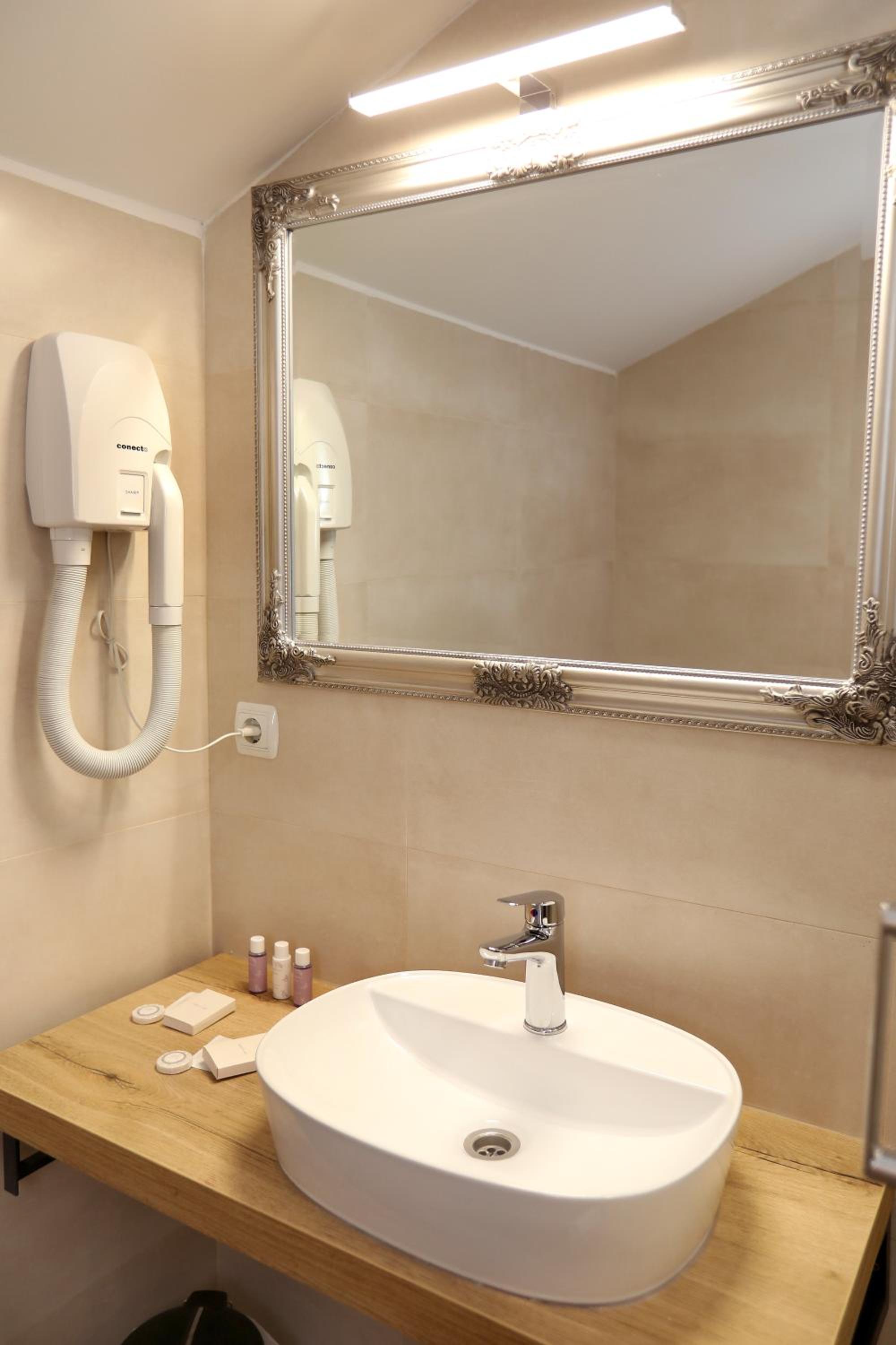 Superior Double Room with Sofa - Photo 22