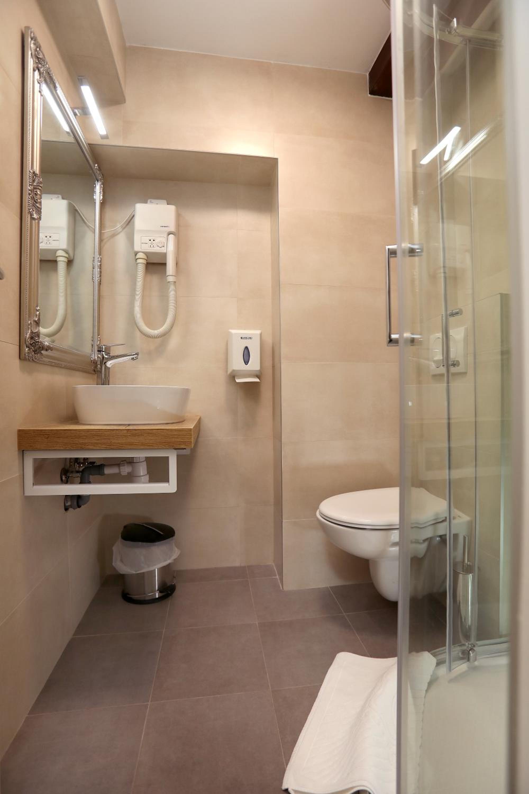 Double Room with Balcony - Photo 13