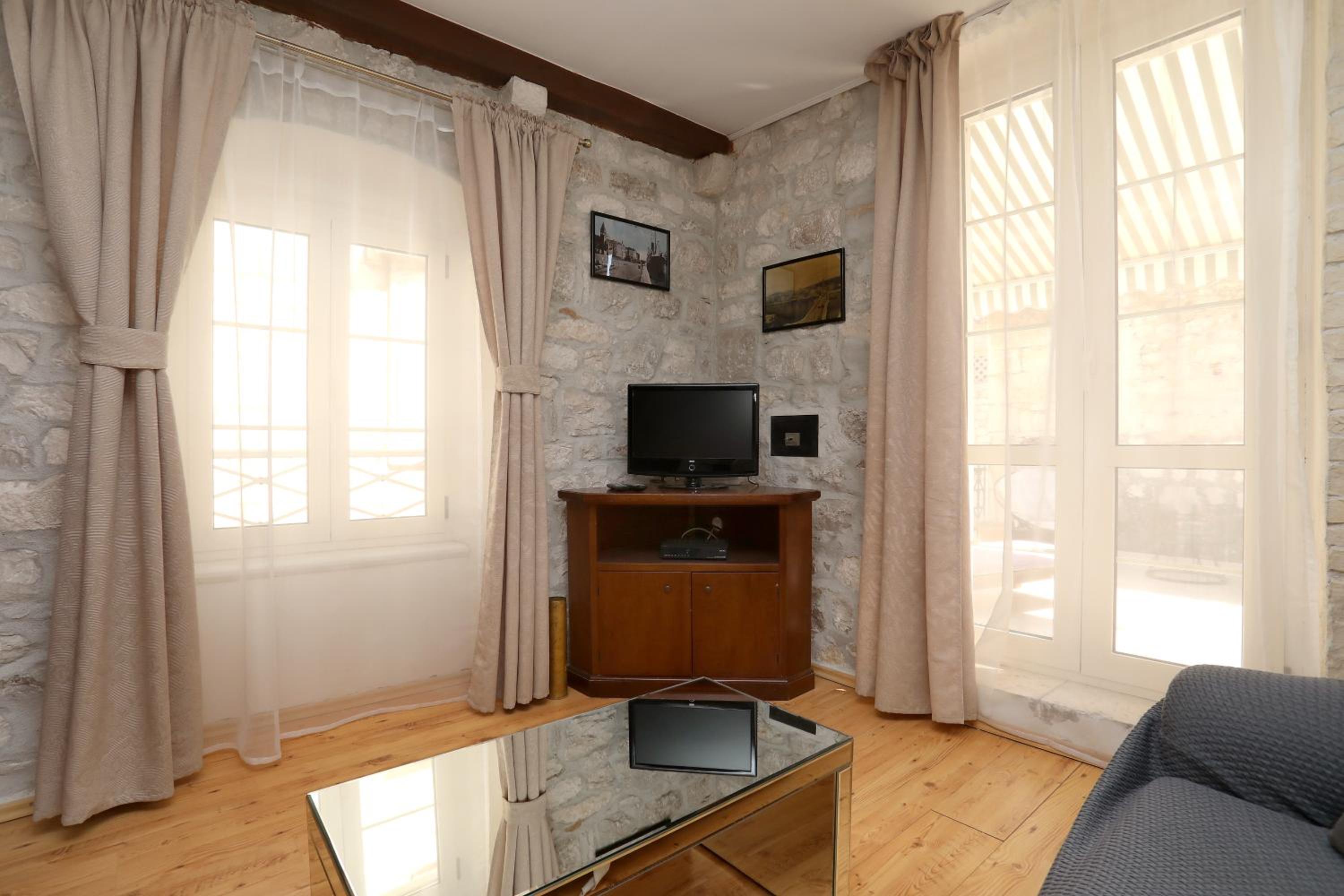 Double Room with Balcony - Photo 1