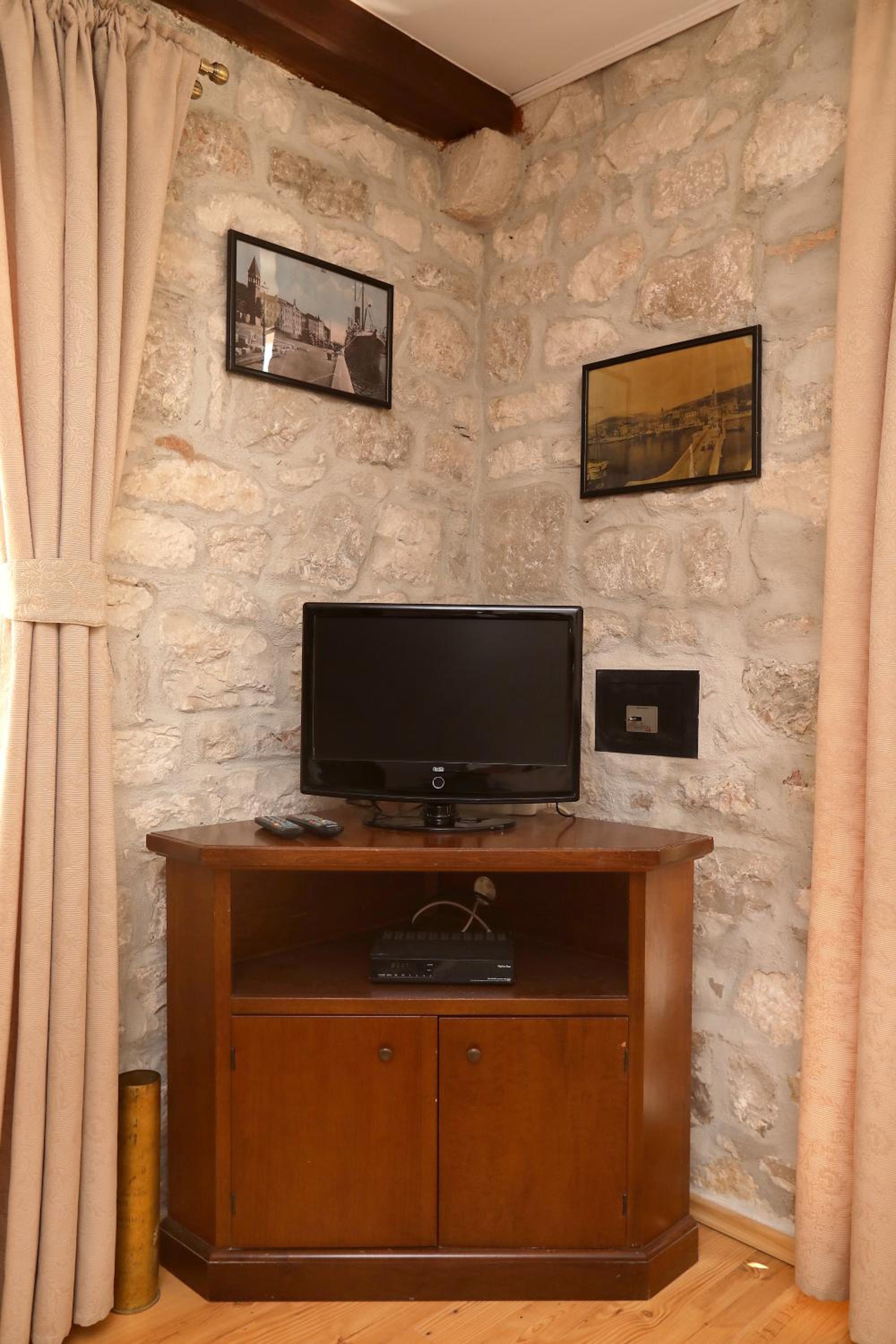 Double Room with Balcony - Photo 16