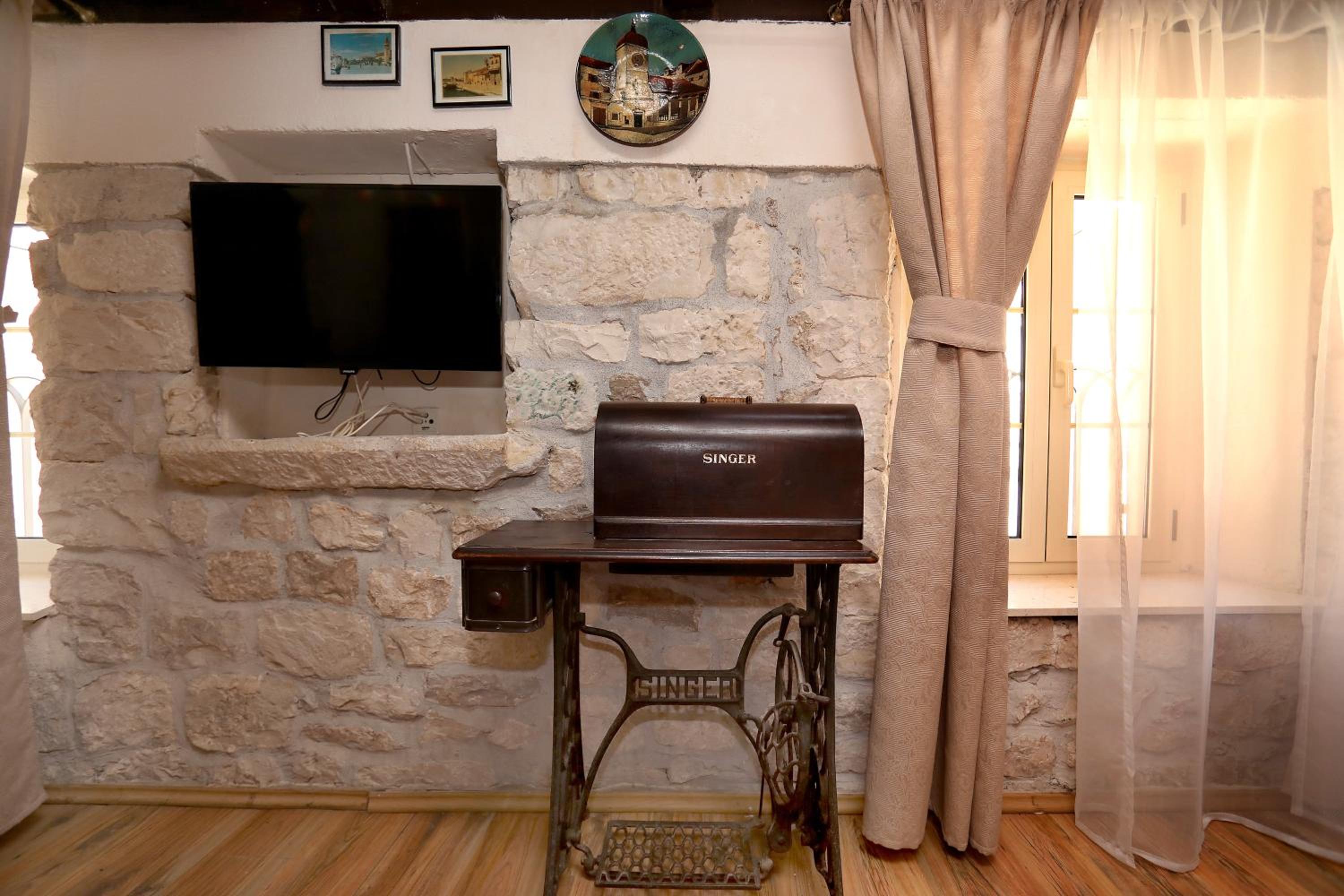 Superior Double Room with Sofa - Photo 32