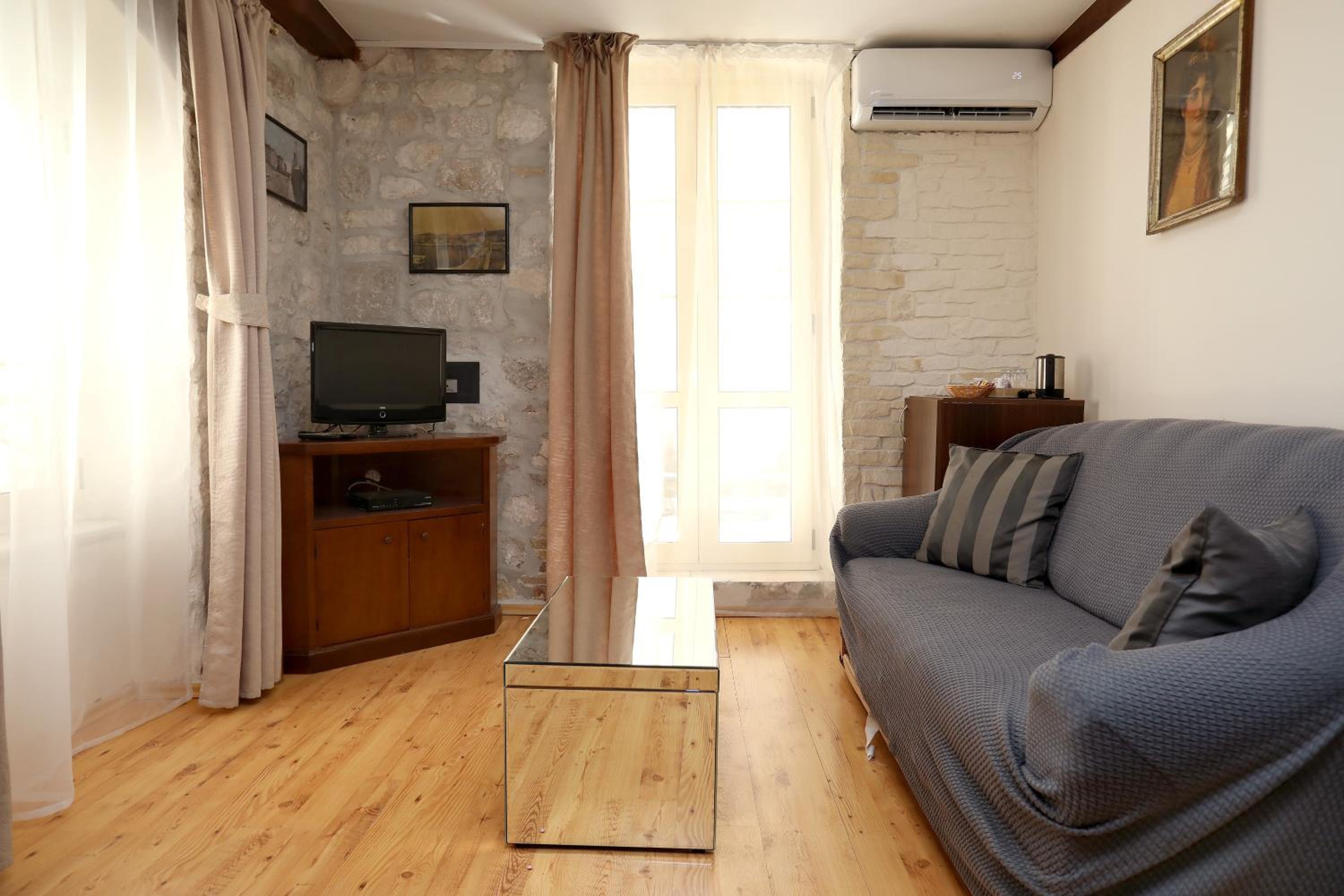Double Room with Balcony - Photo 17