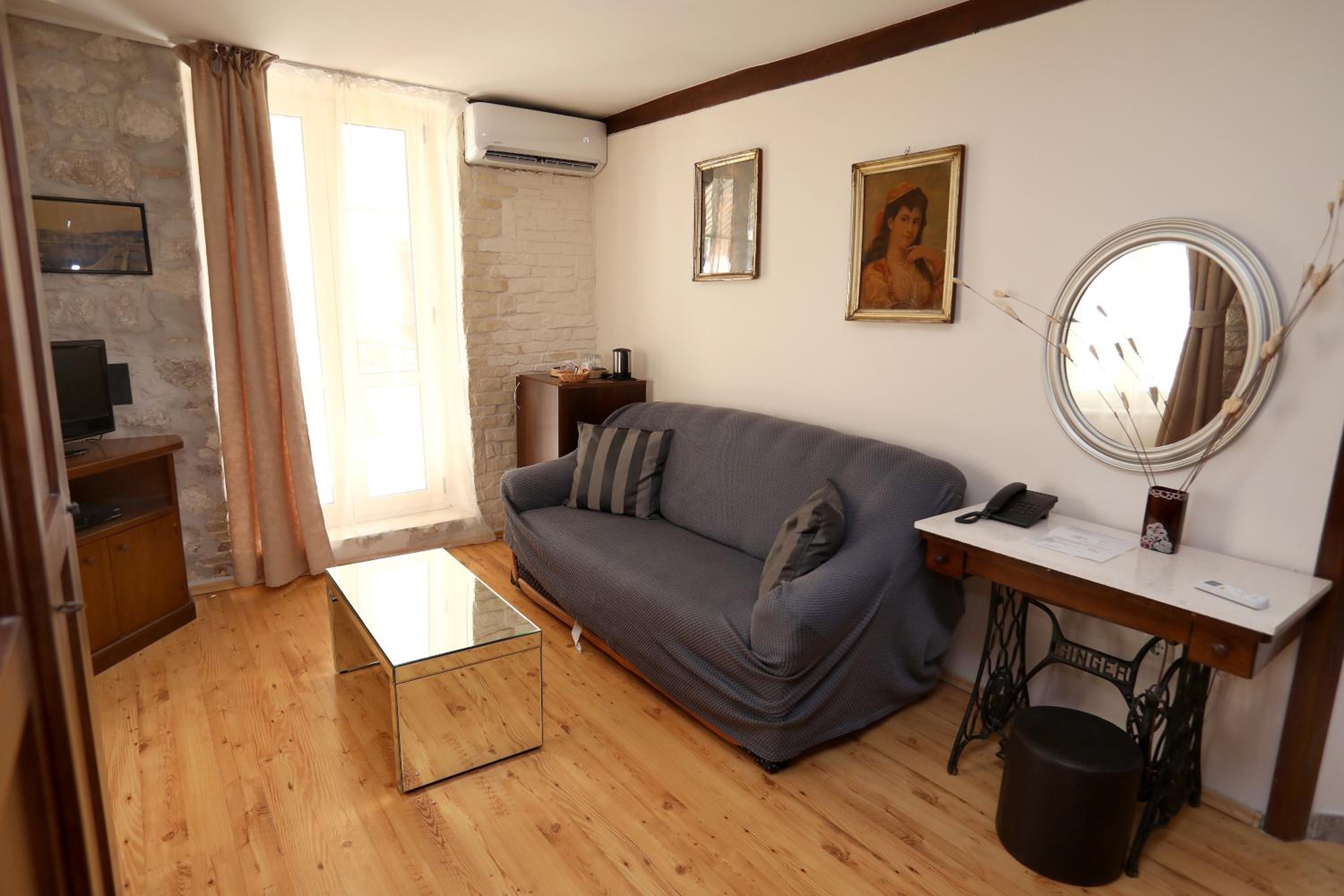 Double Room with Balcony - Photo 4