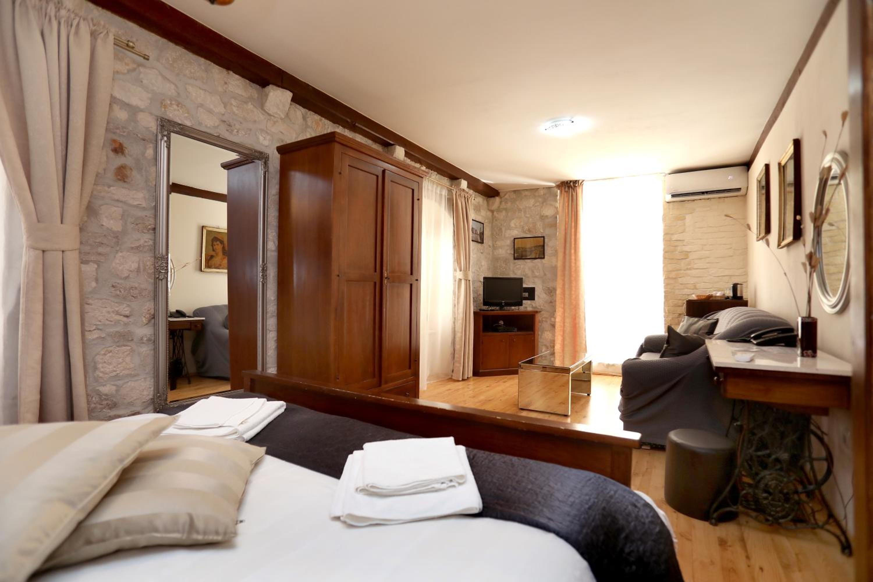 Double Room with Balcony - Photo 5