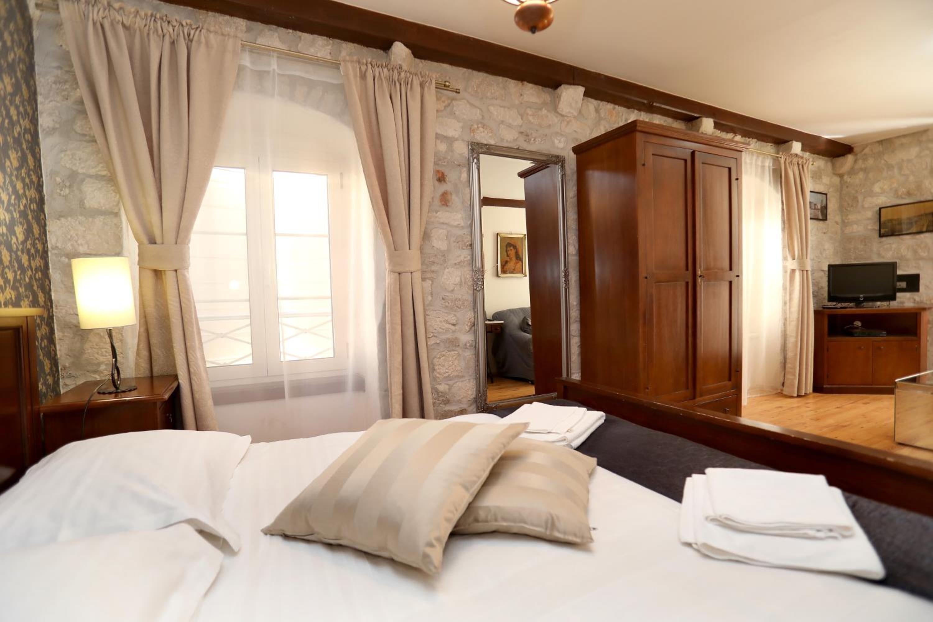 Double Room with Balcony - Photo 6