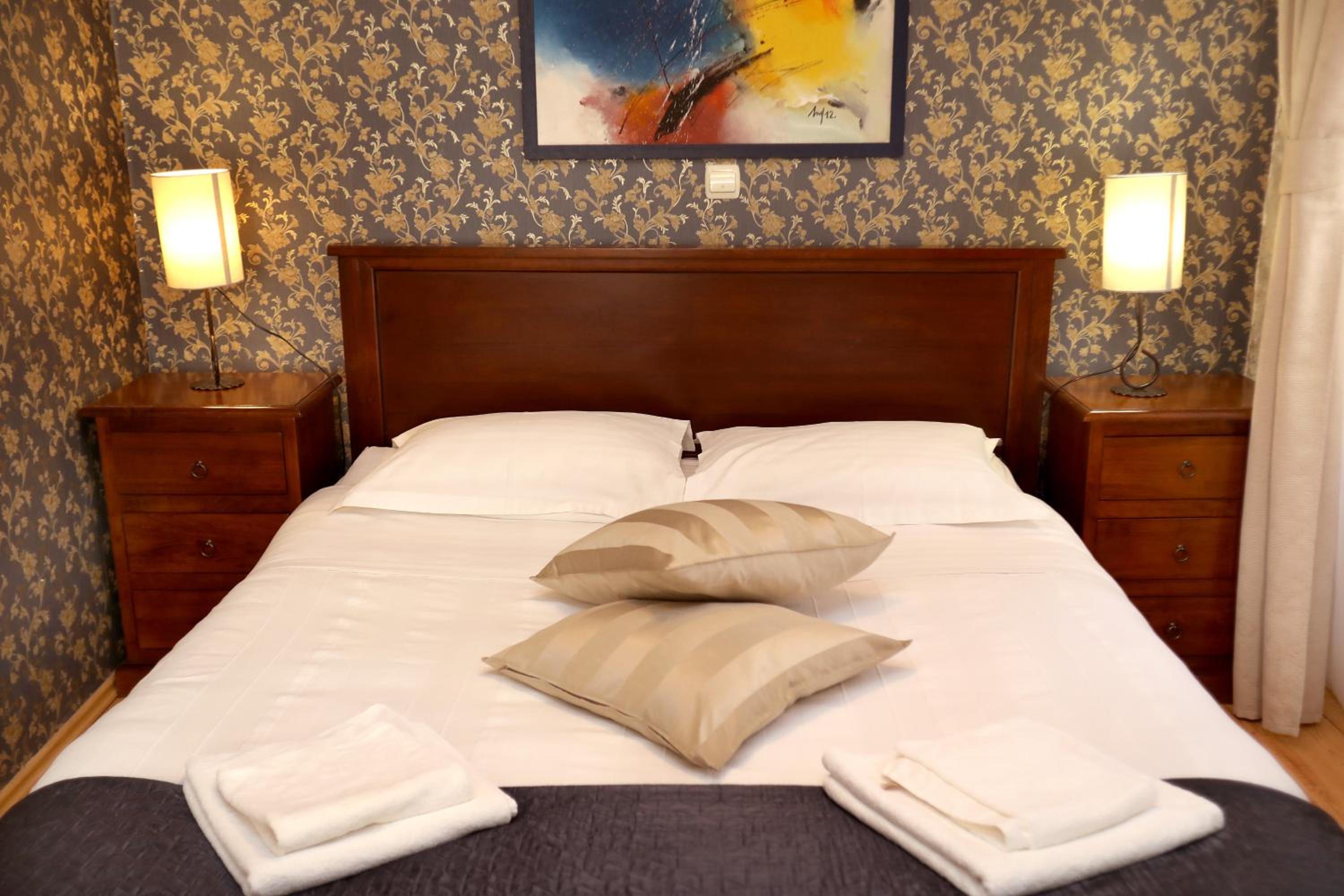 Double Room with Balcony - Photo 9