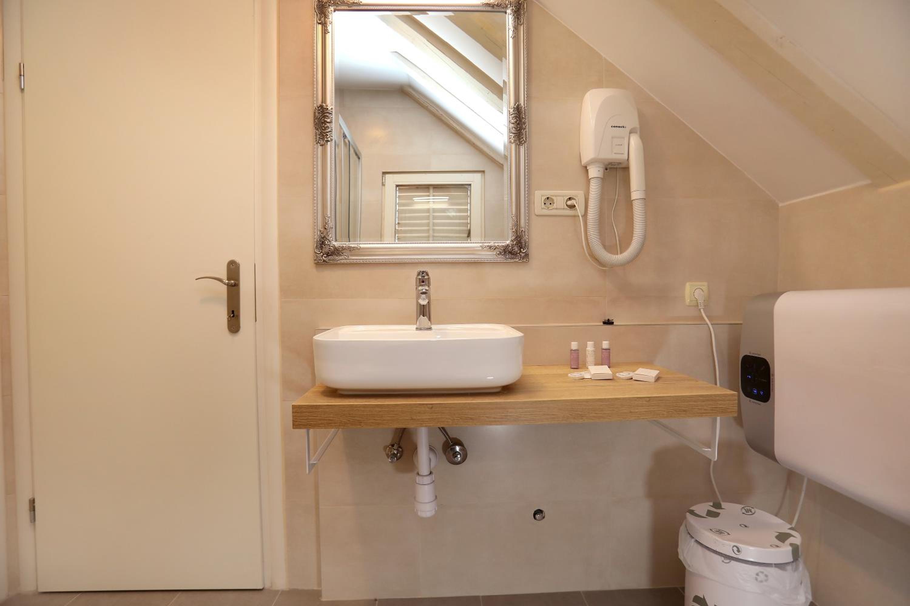 Superior Double Room with Sofa - Photo 5