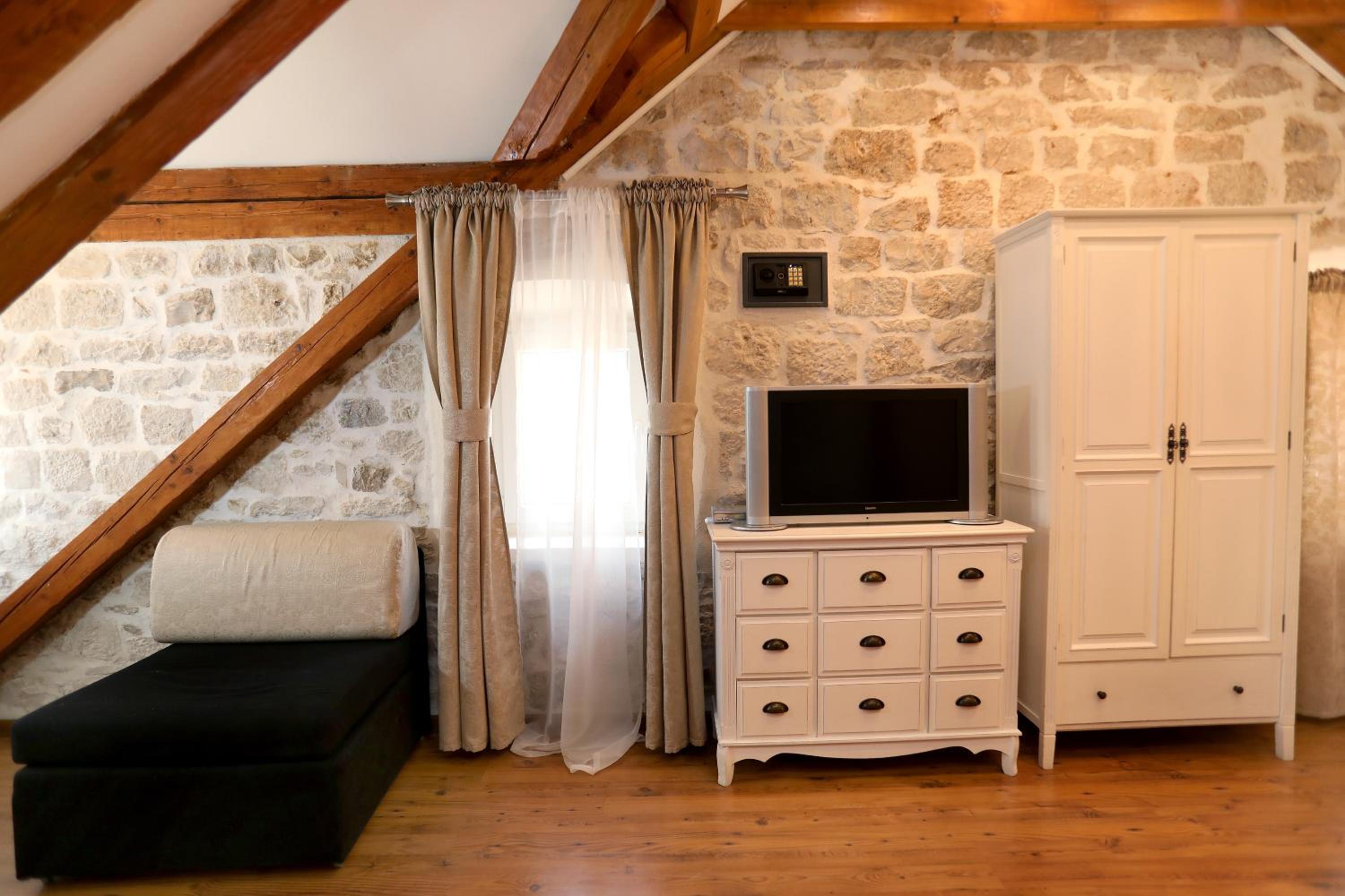 Superior Double Room with Sofa - Photo 11