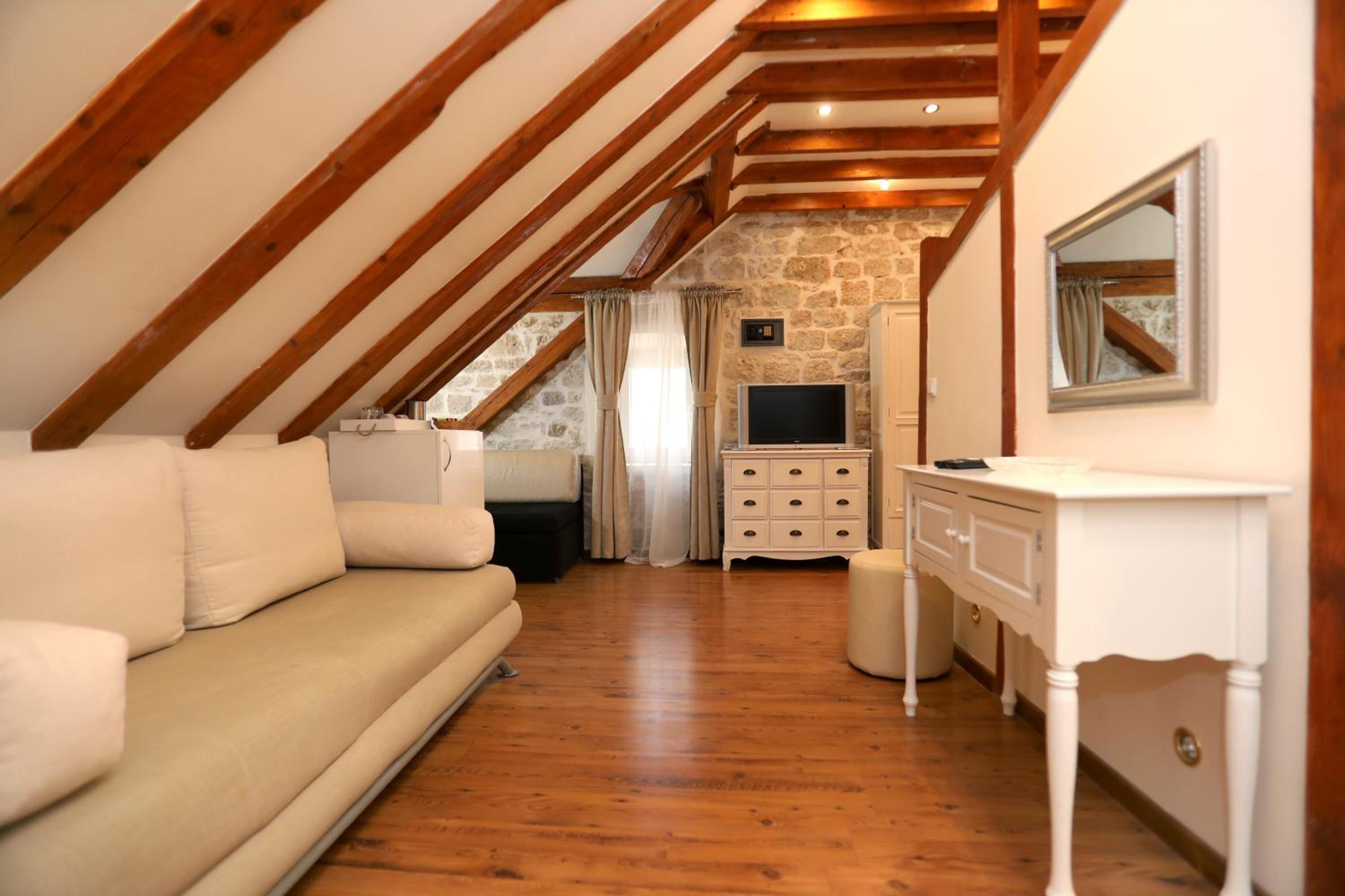 Superior Double Room with Sofa - Photo 13