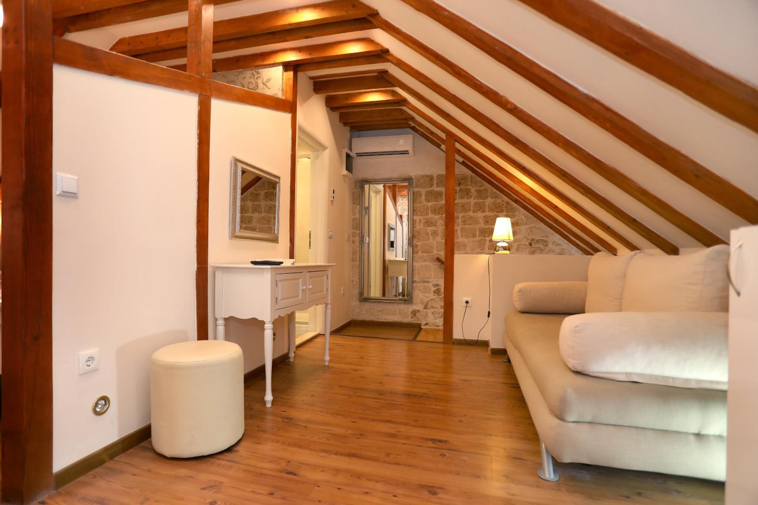 Superior Double Room with Sofa - Photo 17