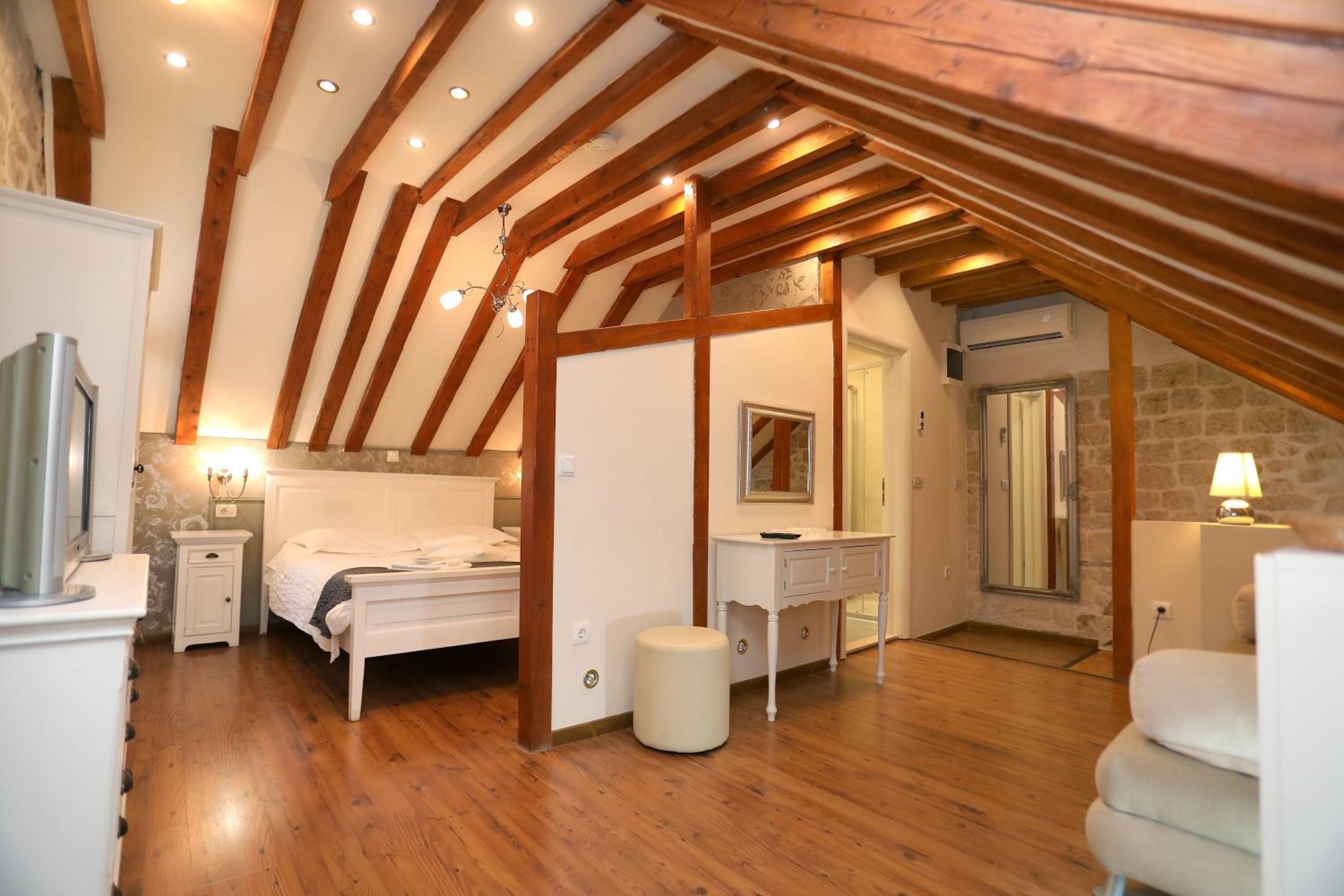 Superior Double Room with Sofa - Photo 18