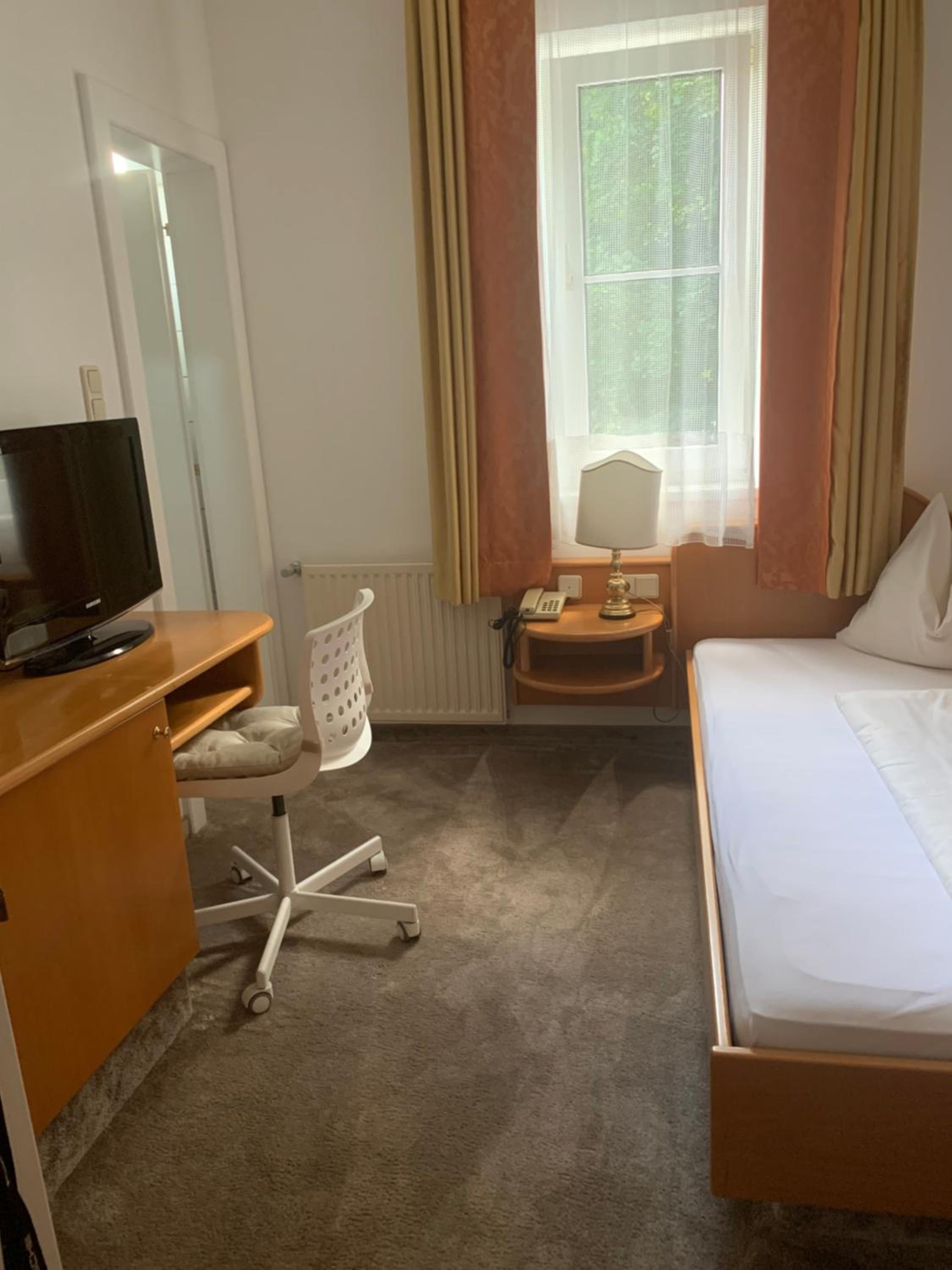 Budget Double or Twin Room - Photo 4
